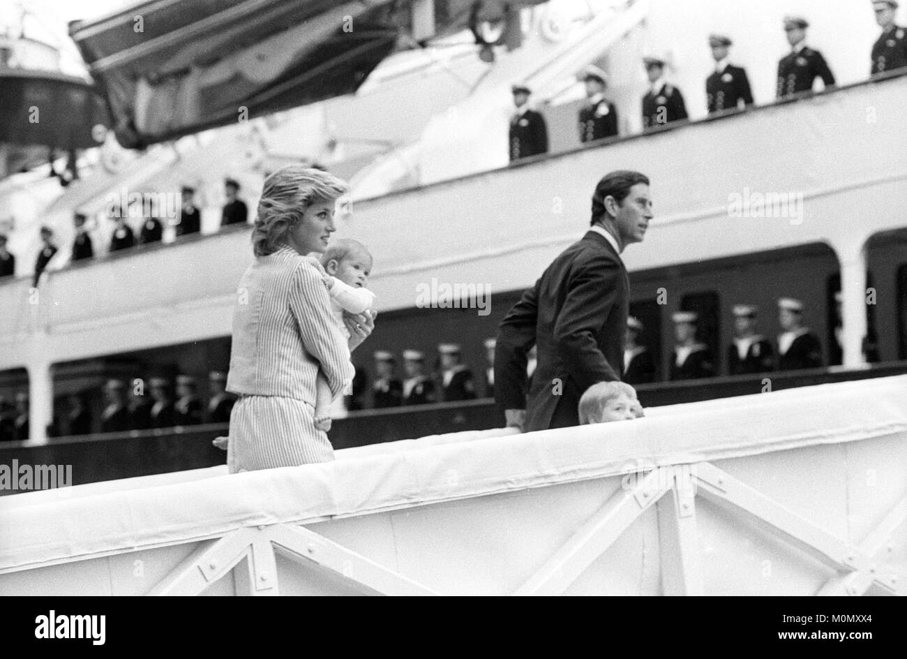 Il principe Charles detiene il principe William la mano mentre la principessa di Galles porta principe Harry fino la passerella a bordo del Royal Yacht Britannia a Southampton. Foto Stock