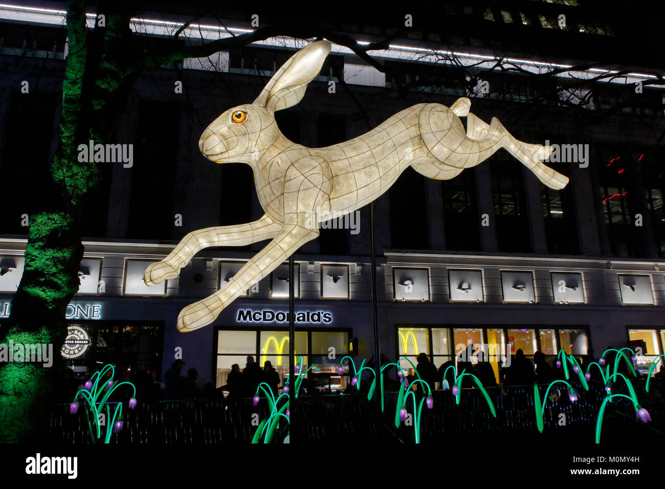 Londra Lumiere 2018 un festival di arte illuminato impianti saltando illustrazione di lepre in Leicester Square Foto Stock