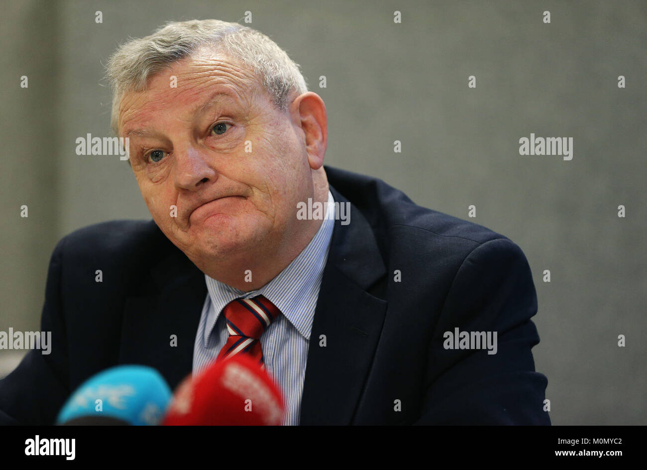 Veterano sindacalista Peter Bunting in occasione di una conferenza stampa presso l'edificio ICTU a Belfast dove egli ha letto una dichiarazione a nome del dissidente gruppo repubblicano Oglaigh na hEireann la dichiarazione di un cessate il fuoco. Foto Stock