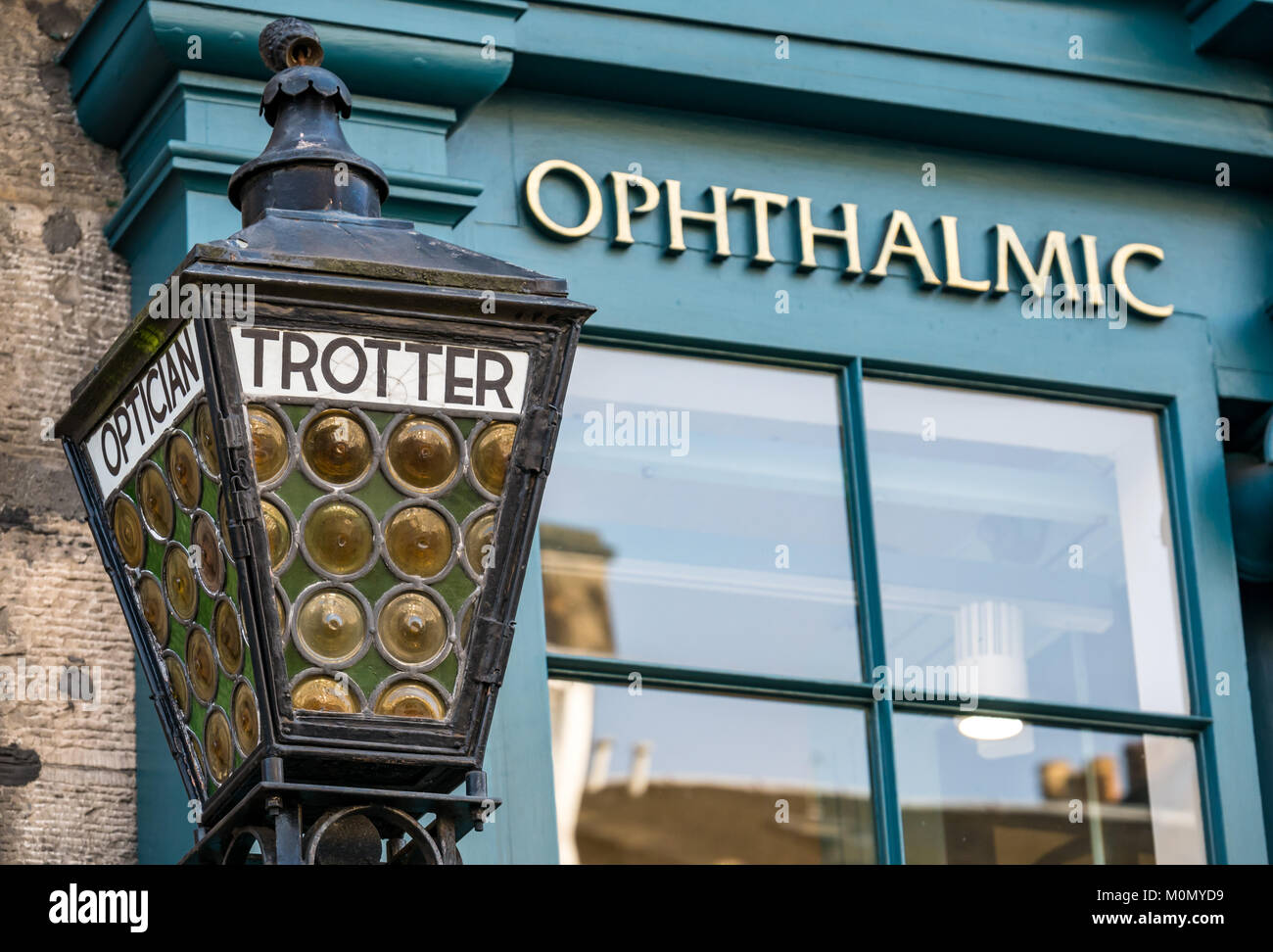 Close up della vecchia lampada posta al di fuori di zampetto Opticians shop, George Street, Edimburgo, Scozia, Regno Unito Foto Stock