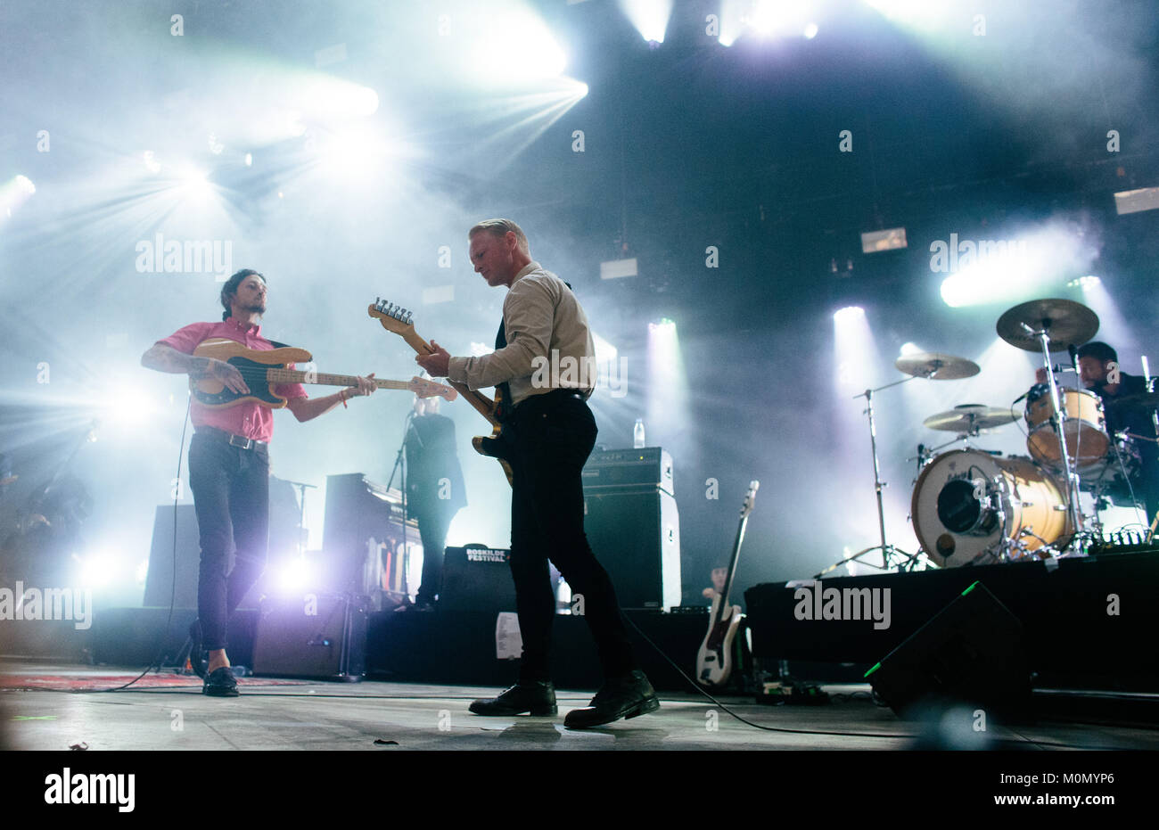 Il danese rock band Kellermensch esegue un concerto dal vivo durante il danese music festival Roskilde Festival 2017. Qui il chitarrista Jan V. Laursen è visto dal vivo sul palco con il bassista Claudio Wolff Suez. Danimarca, 01/07 2017. Foto Stock