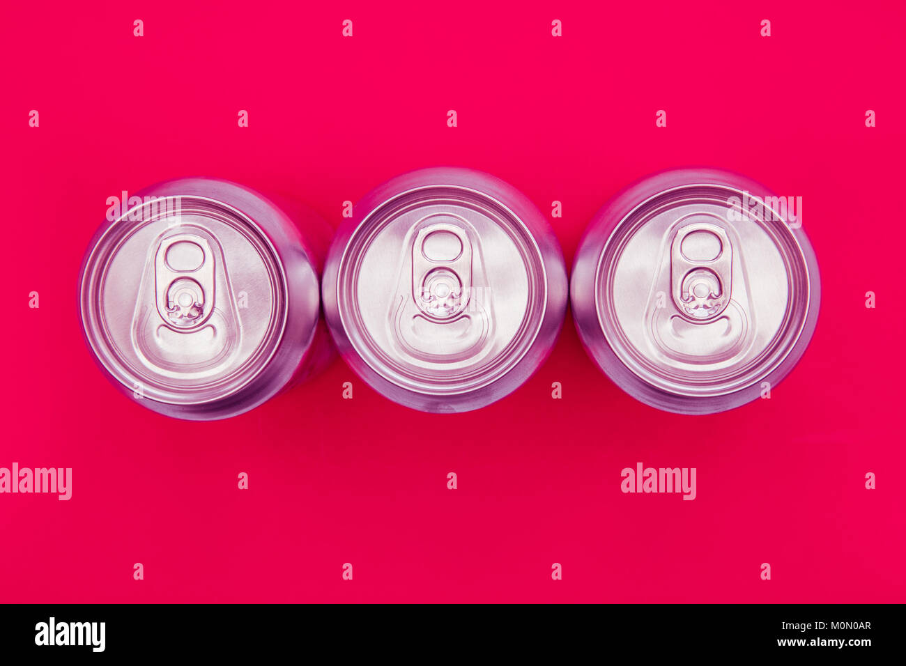 Argento energia metallo lattine in bright sfondo rosa Foto Stock