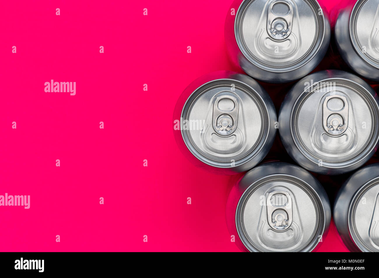 Argento energia metallo lattine su sfondo rosa con spazio di copia Foto Stock