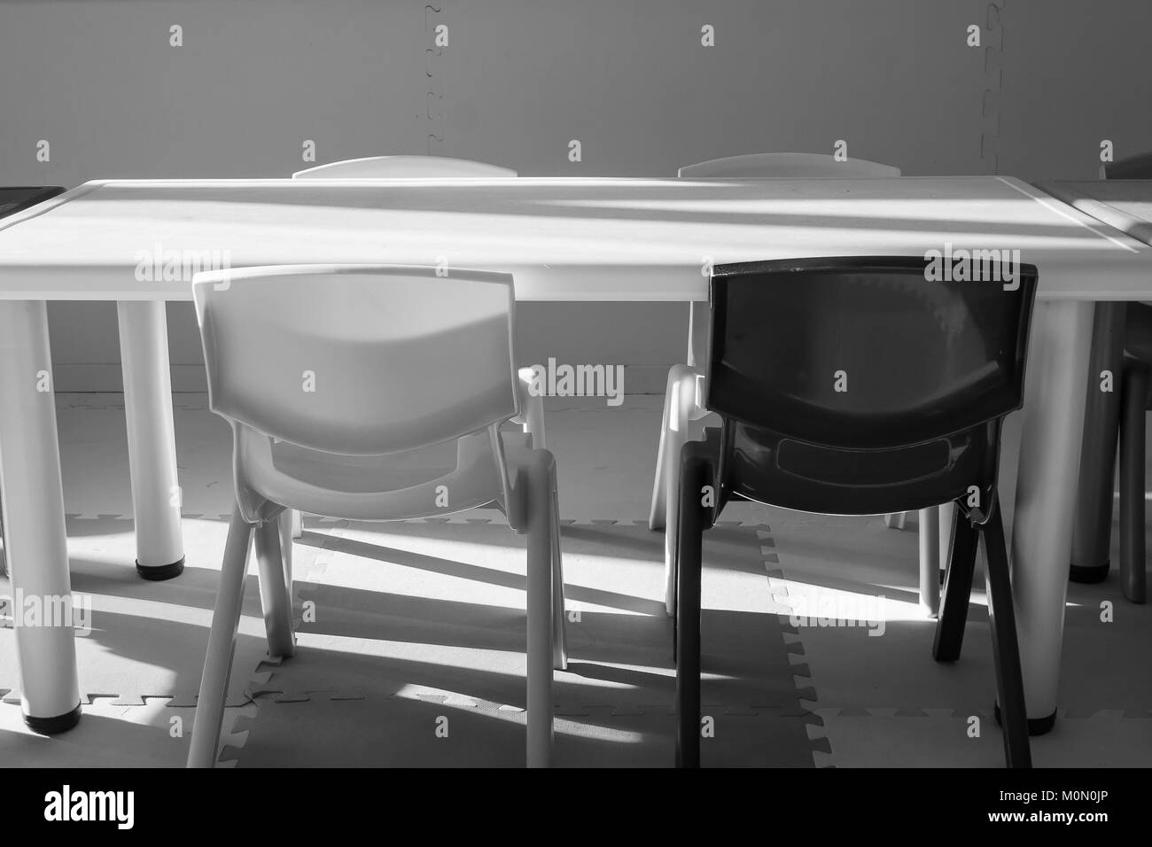 Immagine in bianco e nero di sedia e scrivania in camera dei ragazzi. Foto Stock