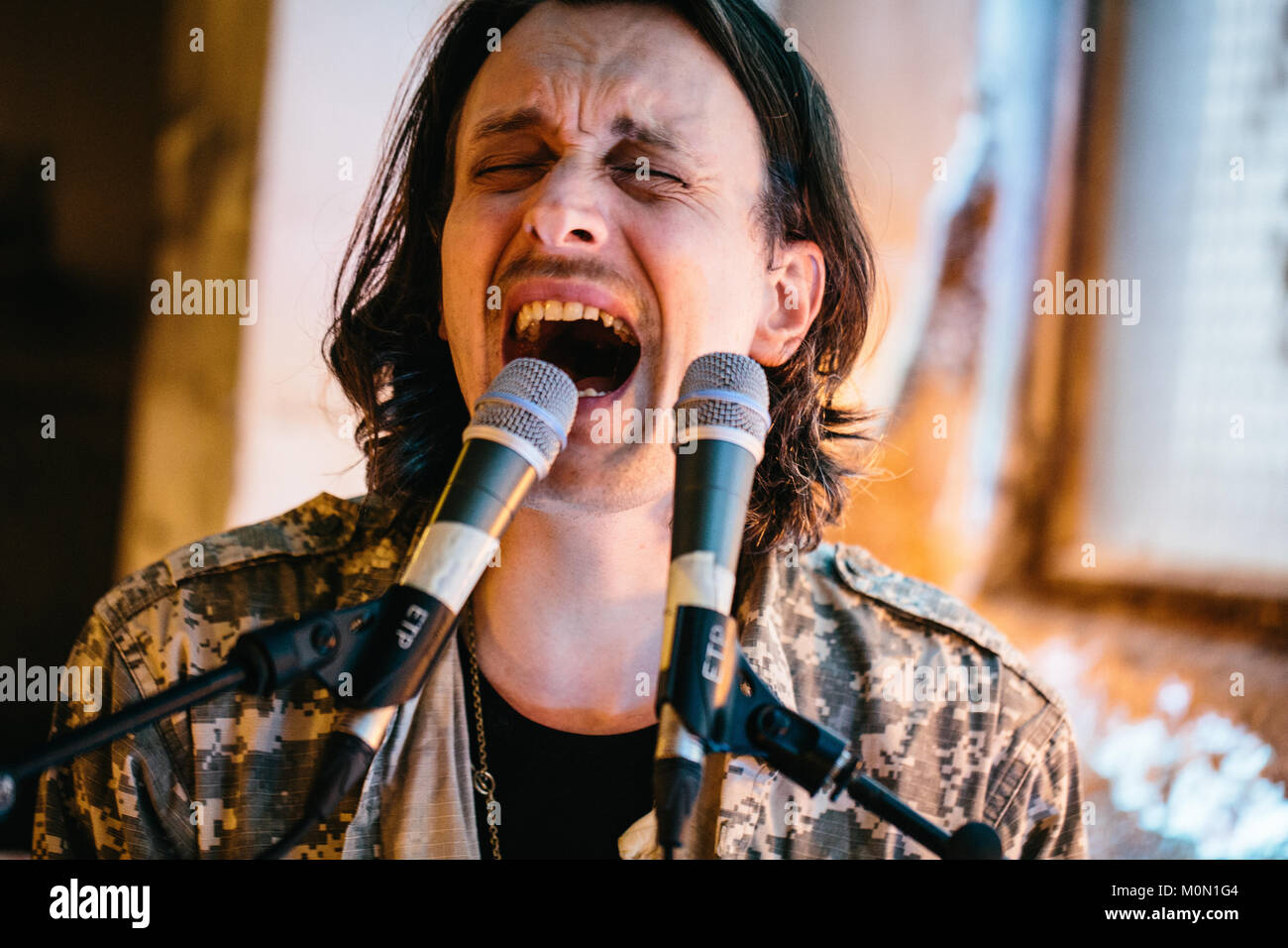 Il Danish-Finnish gruppo musicale Liima esegue un concerto dal vivo presso il Danish music festival Frost Festival 2016 a Copenaghen. La band è composta di tre membri Efterklang Mads Brauer, Casper Clausen (foto) e Rasmus Stolberg ed il percussionista finlandese Tatu Rönkö. Danimarca, 17/02 2016. Foto Stock