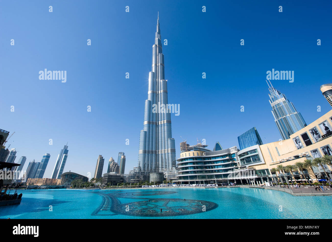 DUBAI, Emirati Arabi Uniti - 02 GEN 2018: Burj Khalifa nel centro di Dubai è il più alto edificio nel mondo con 828 metri di alta. Foto Stock