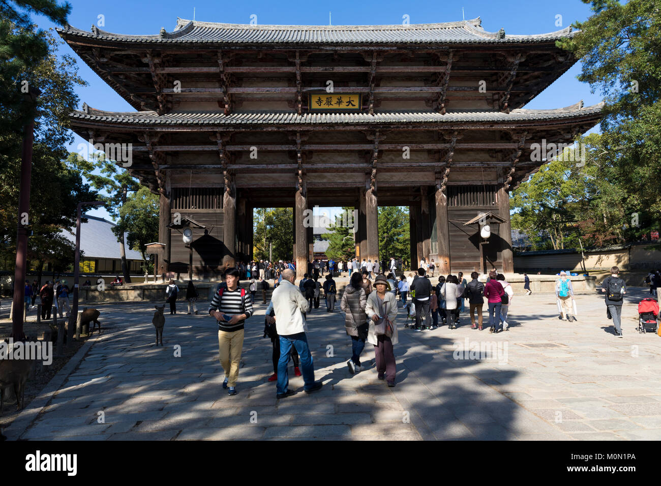 Nara, Giappone, nov. 10, 2017: i visitatori del Tempio di Todai-ji e il grande Buddha nel tempio della Daibutsu-den Hall passano attraverso il tempio della porta principale su un b Foto Stock