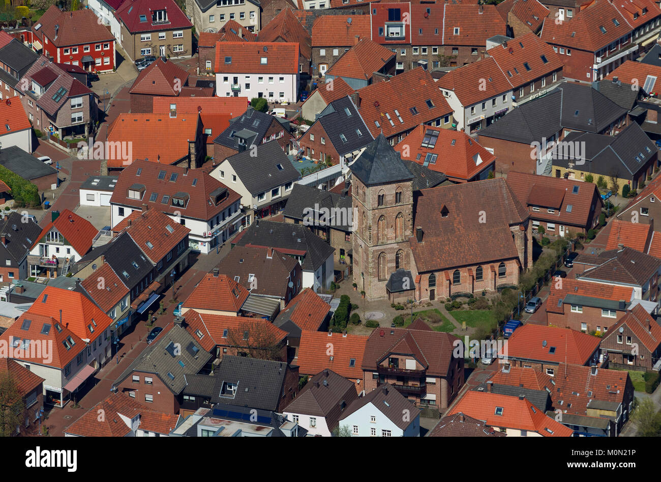 La Chiesa di San Giorgio Centre Street, Schermbeck, Ruhr, Renania settentrionale-Vestfalia, Germania, Europa, Schermbeck, Ruhr, Renania settentrionale-Vestfalia, Germania, Europa, AER Foto Stock