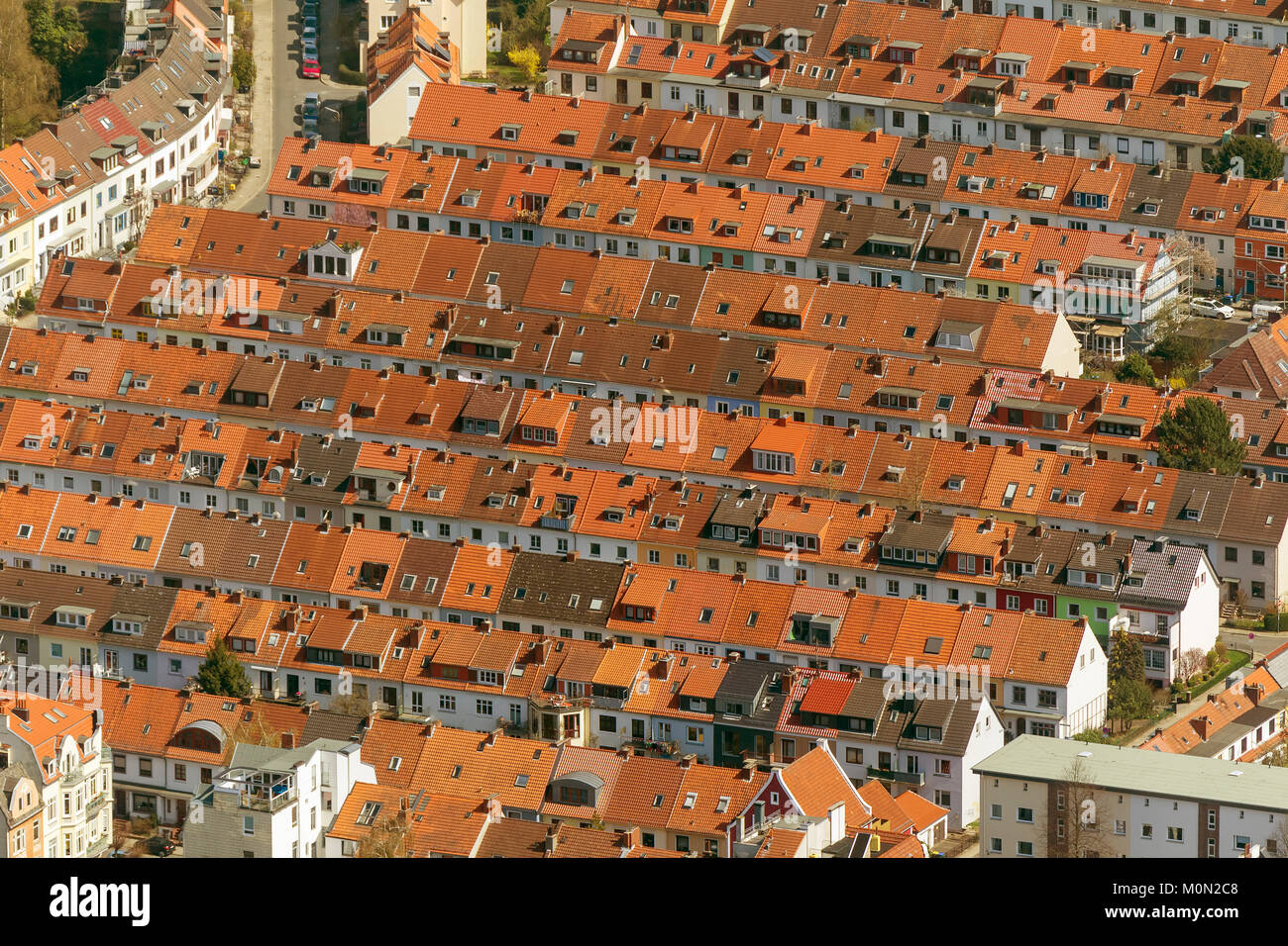 Fila di case nel quartiere Findorff, tenements, appartamenti, tetti di tegole rosse, attici vista aerea, fotografie aeree di Bremen, Bremen, Germania, Eur Foto Stock
