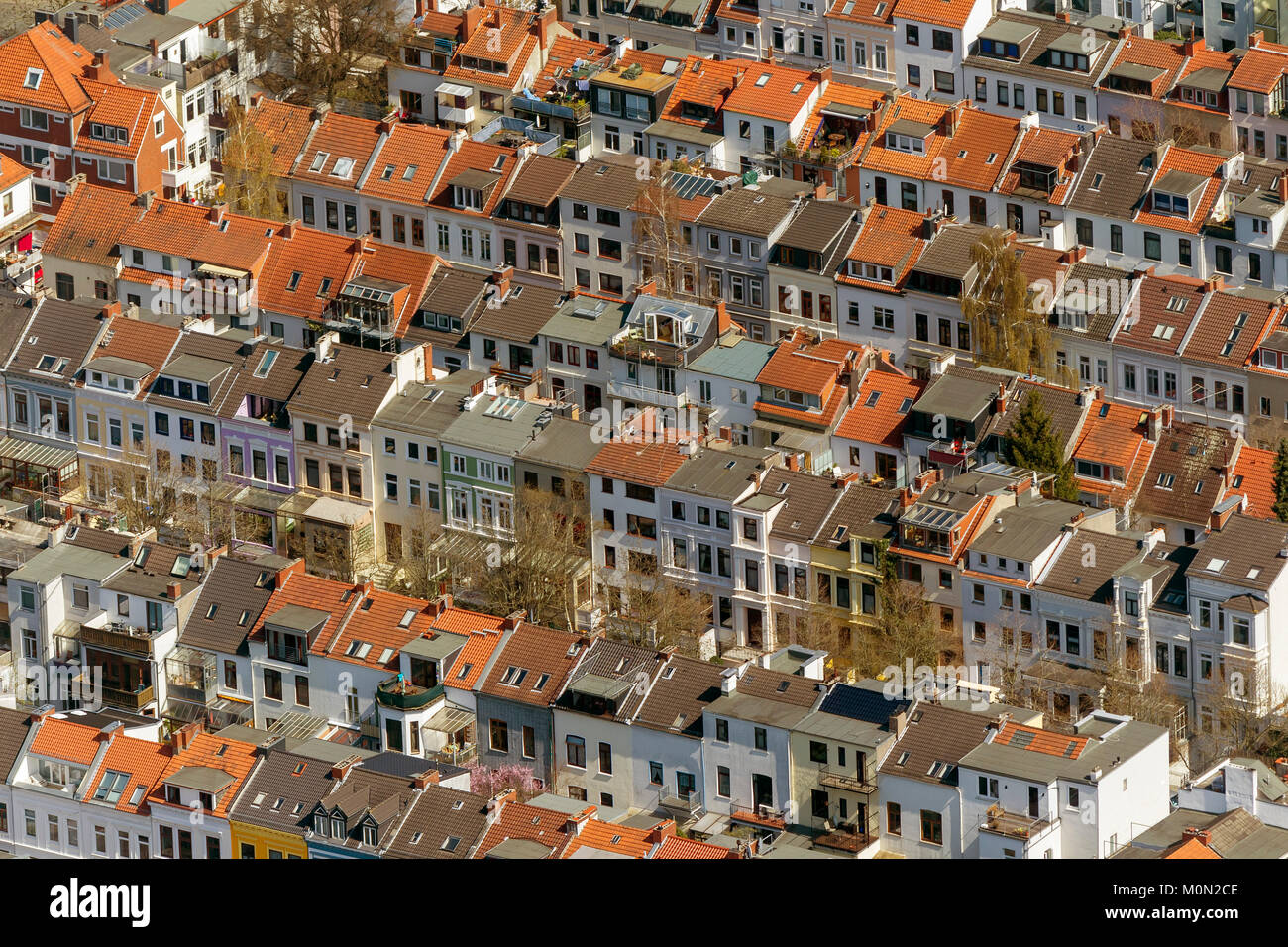 Fila di case nel quartiere Findorff, tenements, appartamenti, tetti di tegole rosse, attici vista aerea, fotografie aeree di Bremen, Bremen, Germania, Eur Foto Stock