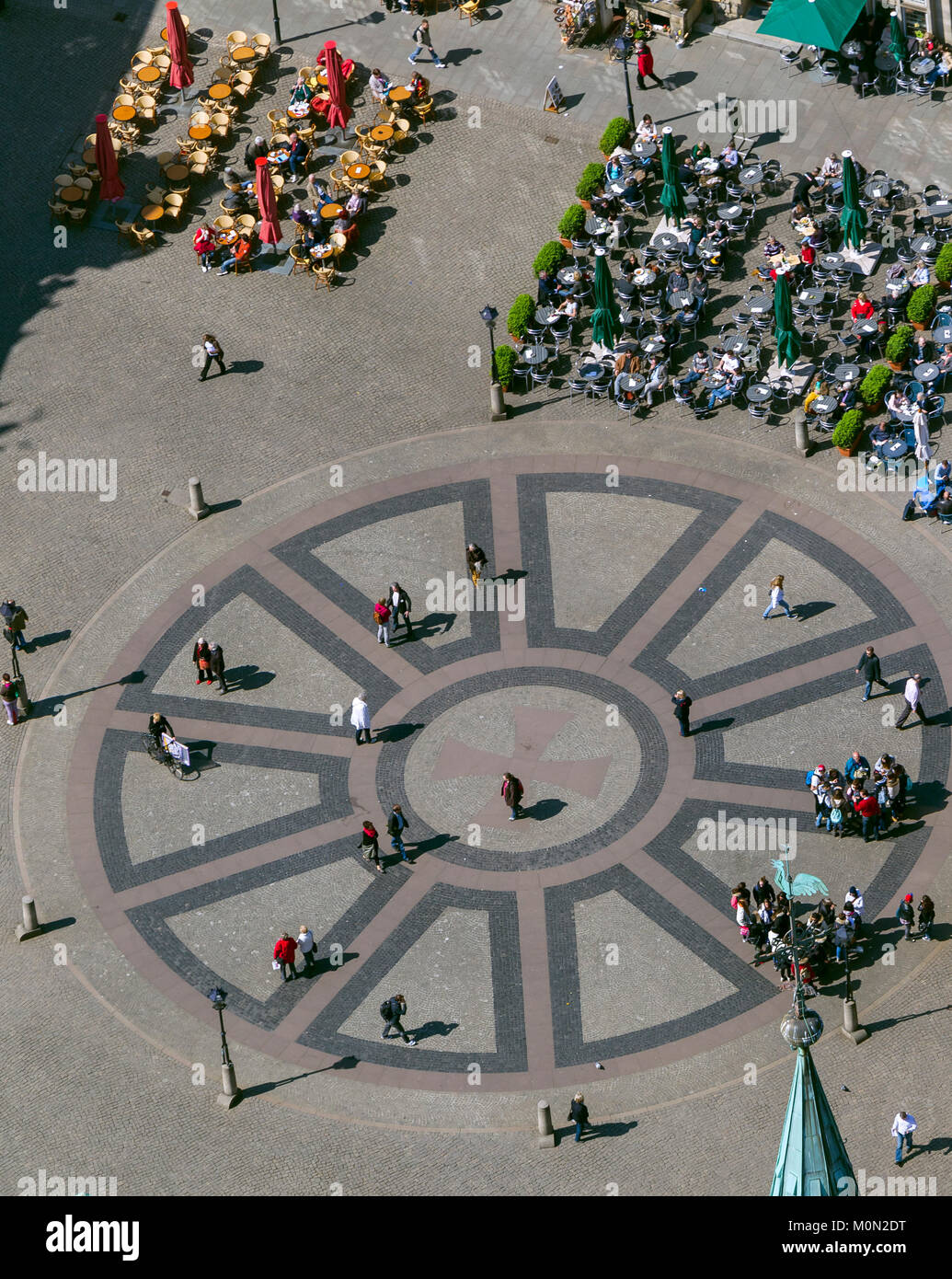 Hanseaten croce davanti alla Bremer Roland sulla piazza del mercato di Brema davanti al municipio e le case a capanna, centro di Brema, città, antenna vi Foto Stock