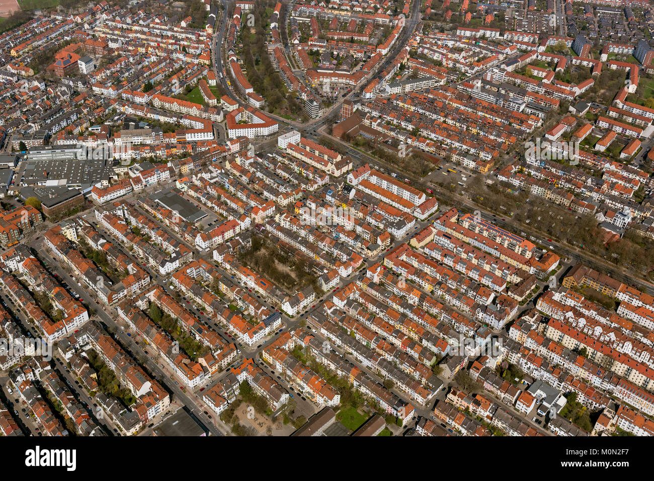 Fila di case nel quartiere Findorff, tenements, appartamenti, tetti di tegole rosse, attici vista aerea, fotografie aeree di Bremen, Bremen, Germania, Eur Foto Stock