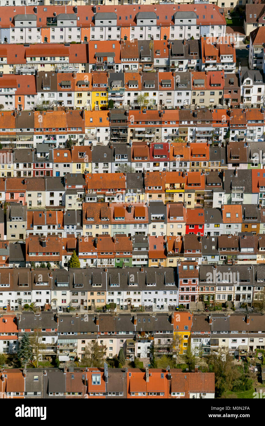 Fila di case nel quartiere Findorff, tenements, appartamenti, tetti di tegole rosse, attici vista aerea, fotografie aeree di Bremen, Bremen, Germania, Eur Foto Stock