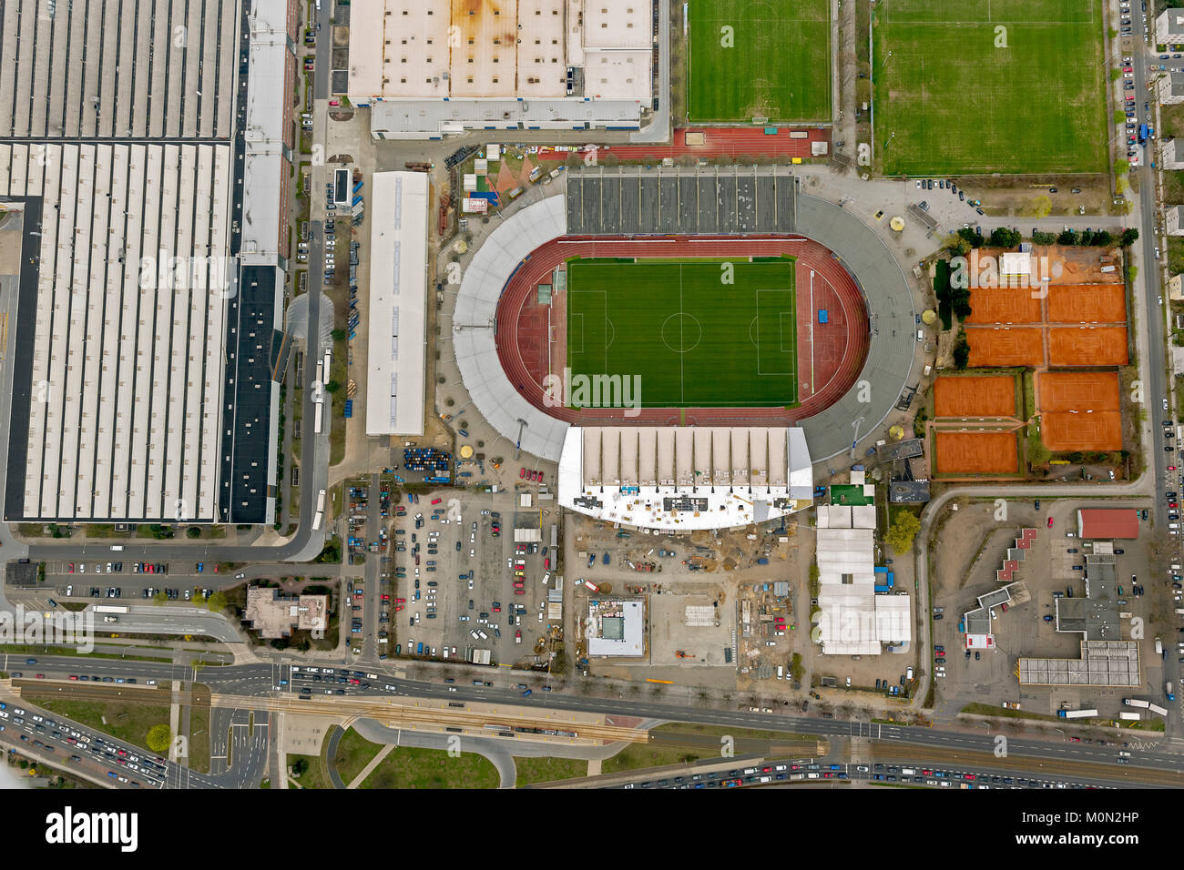 Stadio della Eintracht Braunschweig con l occidente e l oriente, tribuna La Brunswick per la ginnastica e lo sport club Eintracht dal 1895 e. V. (BTSV), Bundesl Foto Stock