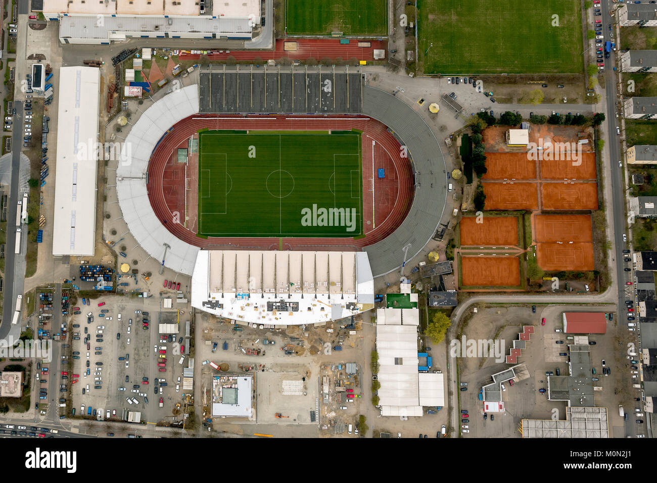 Stadio della Eintracht Braunschweig con l occidente e l oriente, tribuna La Brunswick per la ginnastica e lo sport club Eintracht dal 1895 e. V. (BTSV), Bundesl Foto Stock