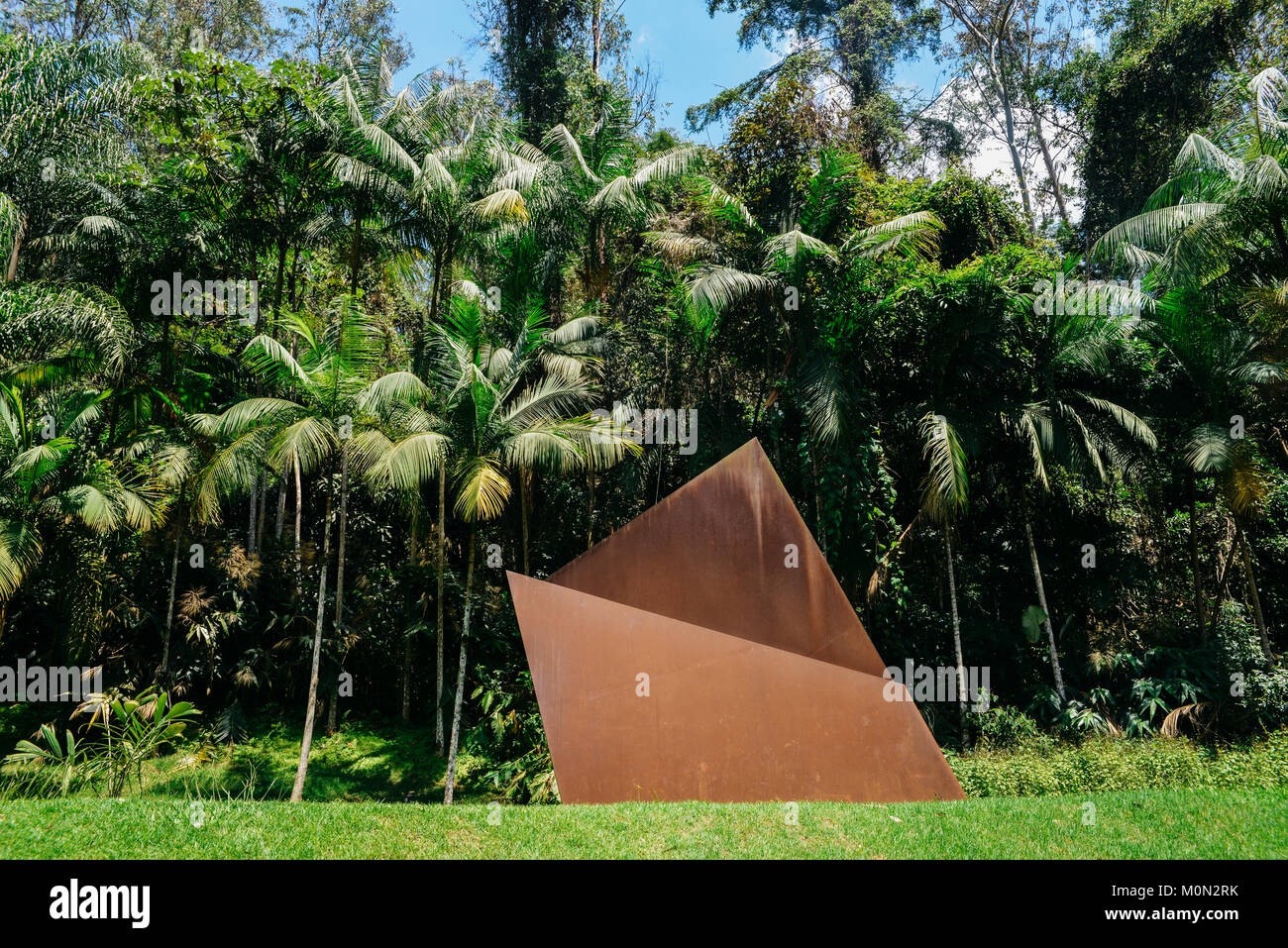 Inhotim Institute è un museo di arte contemporanea e il giardino botanico, Minas Gerais, Brasile - Gigante Dobrada da Amilca Foto Stock