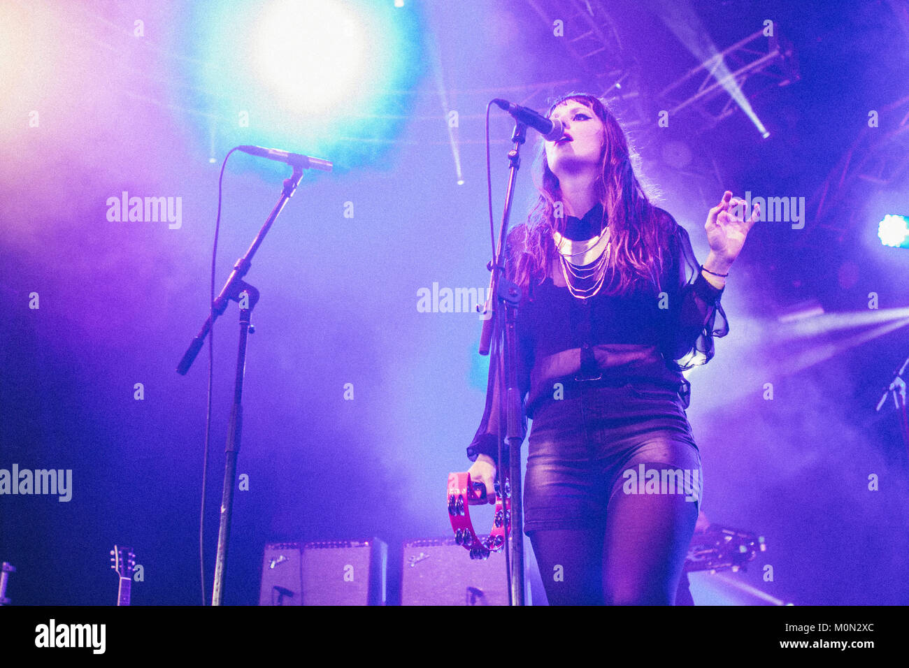 Il trio danese Nelson possibile è una femmina di tutte le band che è stata fondata nel 2011 e si compone di tre ragazze SigneSigne Signe, Selina Gin (nella foto) e Maria Juntuen. Nelson può è qui raffigurato in un concerto live a Roskilde Festival 2012. Danimarca 02/07 2012. Foto Stock