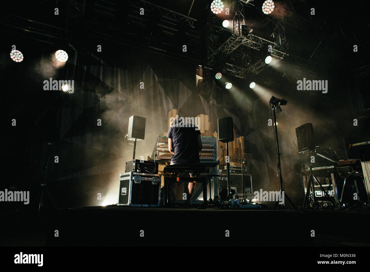 Il tedesco pianista e compositore Nils Frahm esegue un concerto dal vivo presso il Danish music festival Roskilde Festival 2015. Danimarca, 04/07 2015. Foto Stock