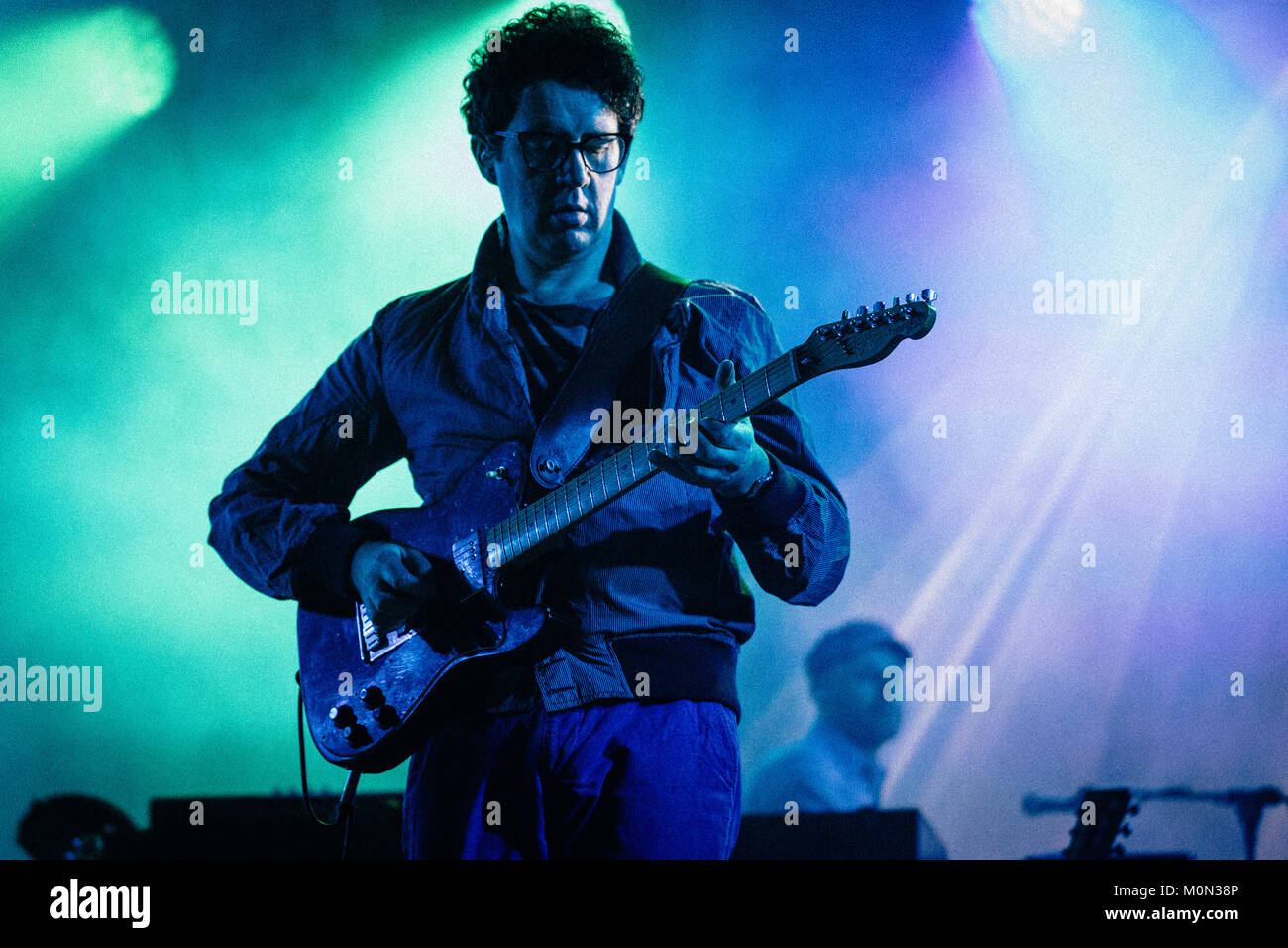 La Scottish indie pop band Belle e Sebastian esegue un concerto dal vivo la musica polacca festival Off Festival 2014 a Katowice. Qui il chitarrista e cantante Stevie Jackson è raffigurato dal vivo sul palco. Polonia, 03/08 2014. Foto Stock