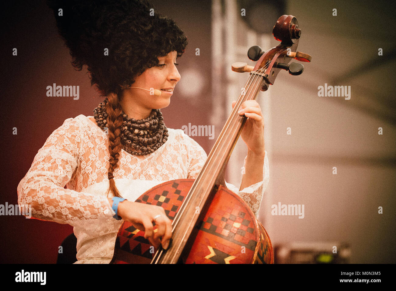 Il folk ucraino e world music quartet DakhaBrakha esegue un concerto dal vivo presso il polacco music festival Off Festival 2014 a Katowice. Il gruppo è costituito da Marko Galanevych, Olena Tsybulska, Iryna Kovalenko e Nina Garenetska. Polonia, 02/08 2014. Foto Stock