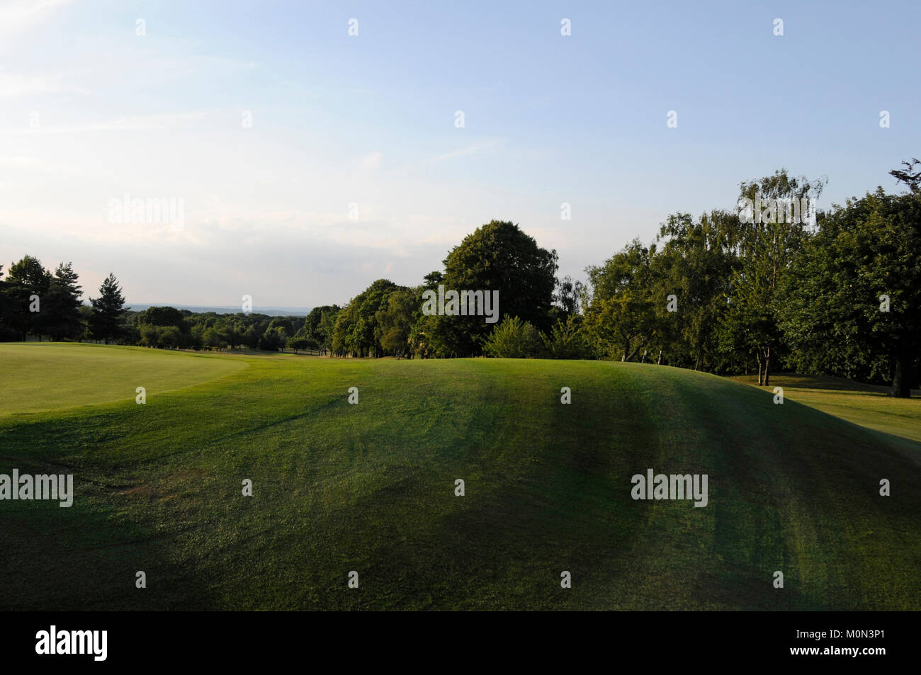 Vista retro sulla grande pista accanto al XVIII verde al fairway e visualizzare, Cuddington Golf Club, Surrey, Inghilterra Foto Stock