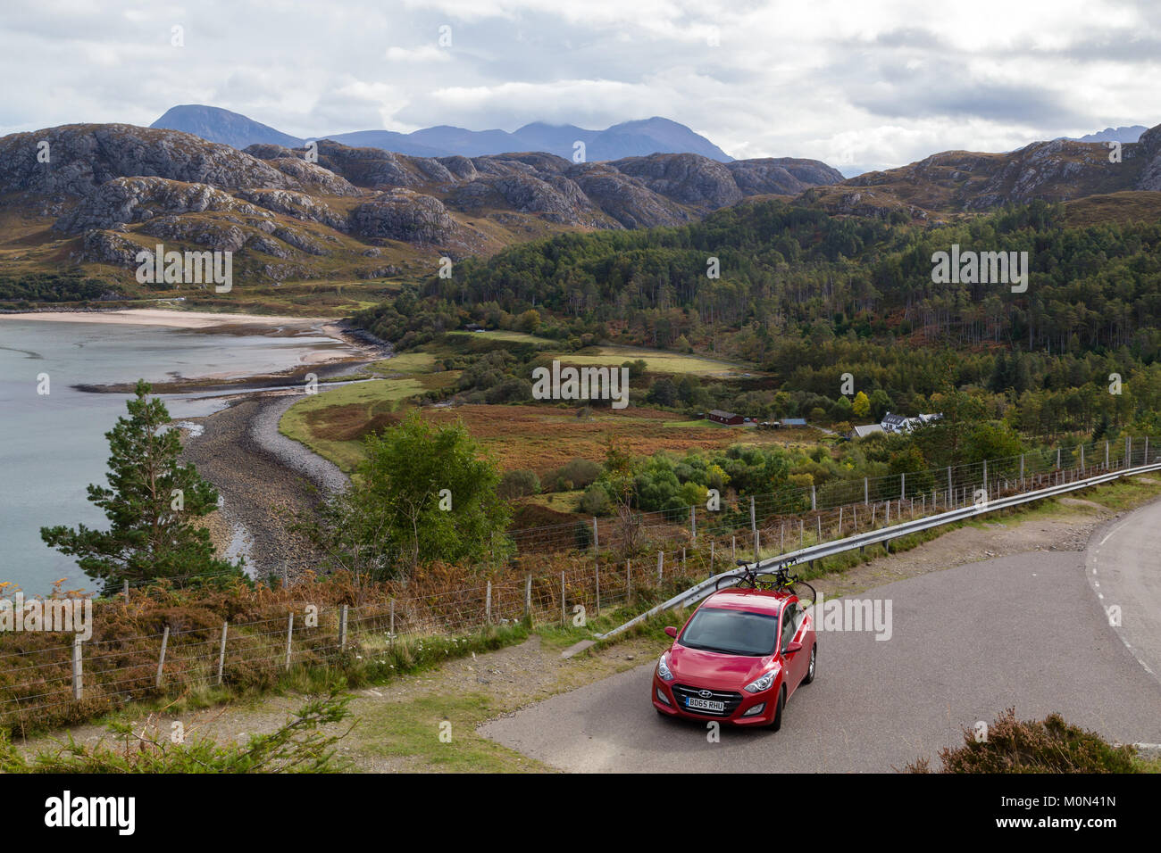 Red Hyundai i30 parcheggiato in una layby vicino a Gruinard Bay Foto Stock