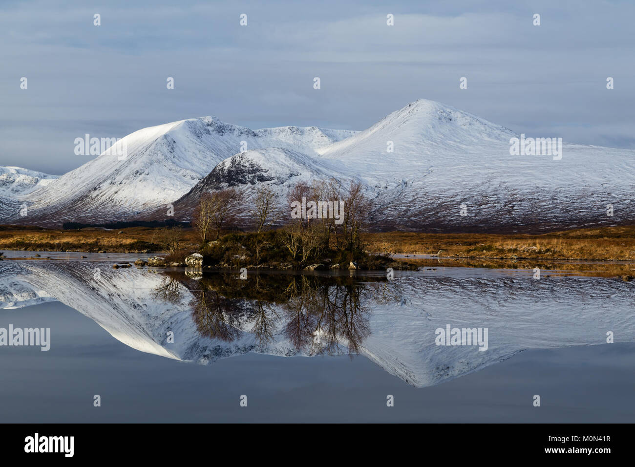 Monte Nero riflettendo sul Lochan na h-Achlaise in inverno Foto Stock