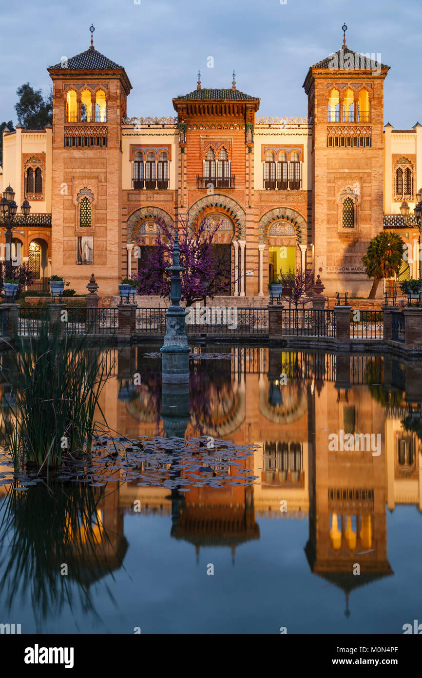 Pebellon Mudejar/Museo de Artes y Costumbres Populares (Mudejar Hall/Museo di Arte Folcloristica), il Parco Maria Luisa, Siviglia, Spagna Foto Stock