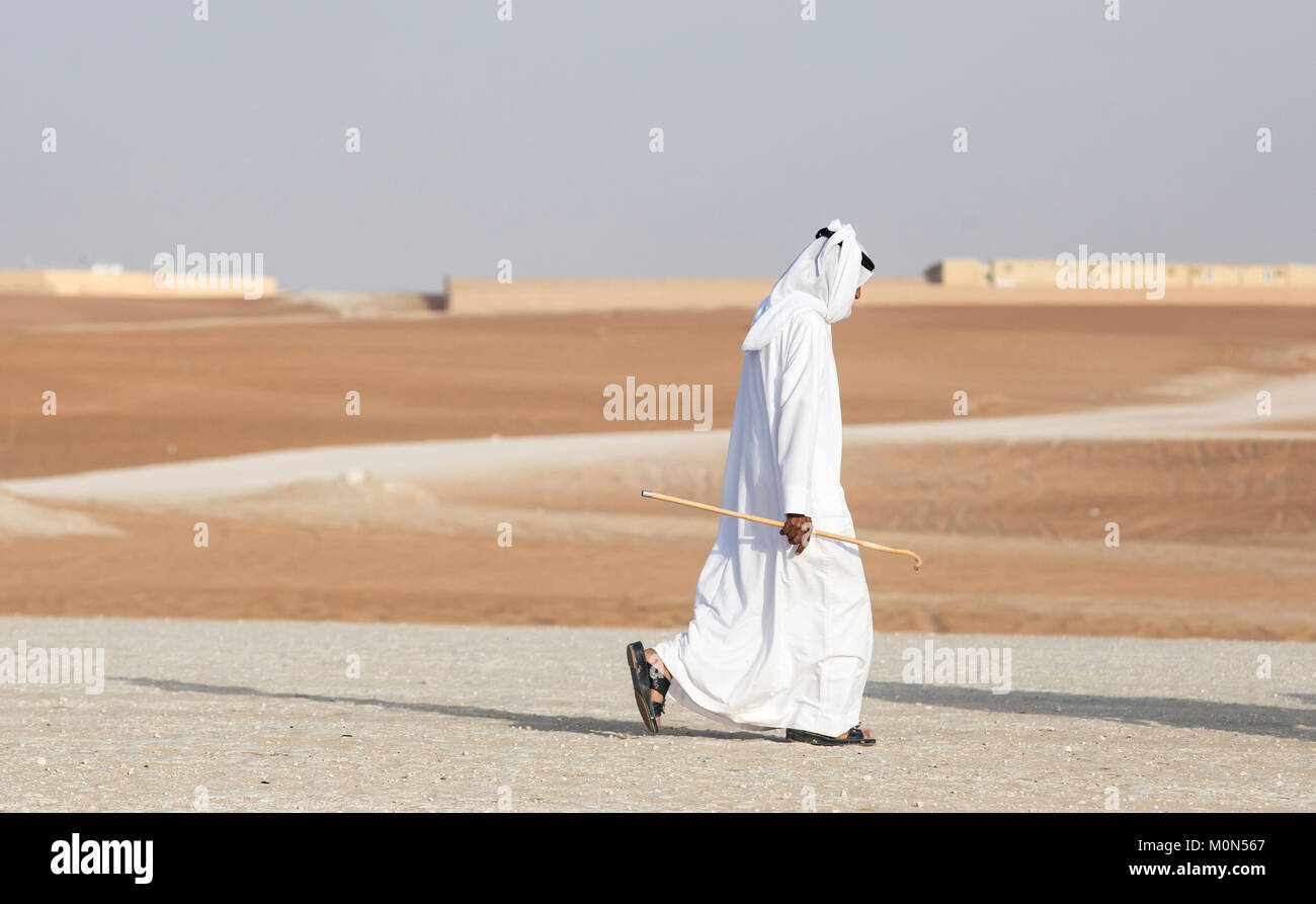 Madinat Zayed, UAE, Dicembre 15th, 2017: Emirati uomo a camminare in un deserto Foto Stock