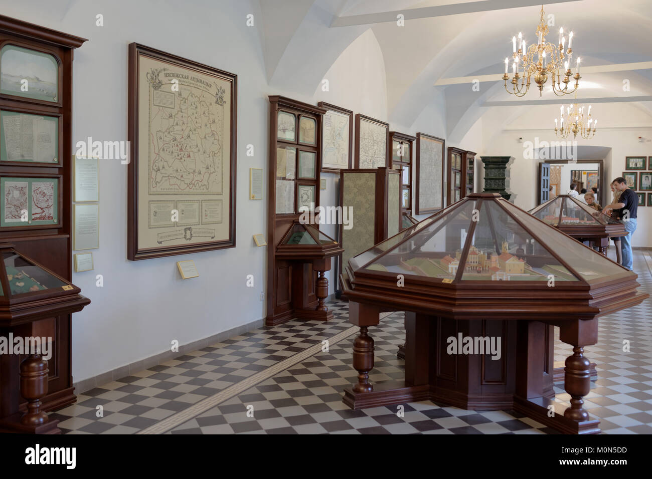 Njasviž, Bielorussia - Agosto 27, 2012: la gente nel castello residenziale della famiglia Radziwill. Dopo la ricostruzione, dal 2006 il castello è elencato come Foto Stock