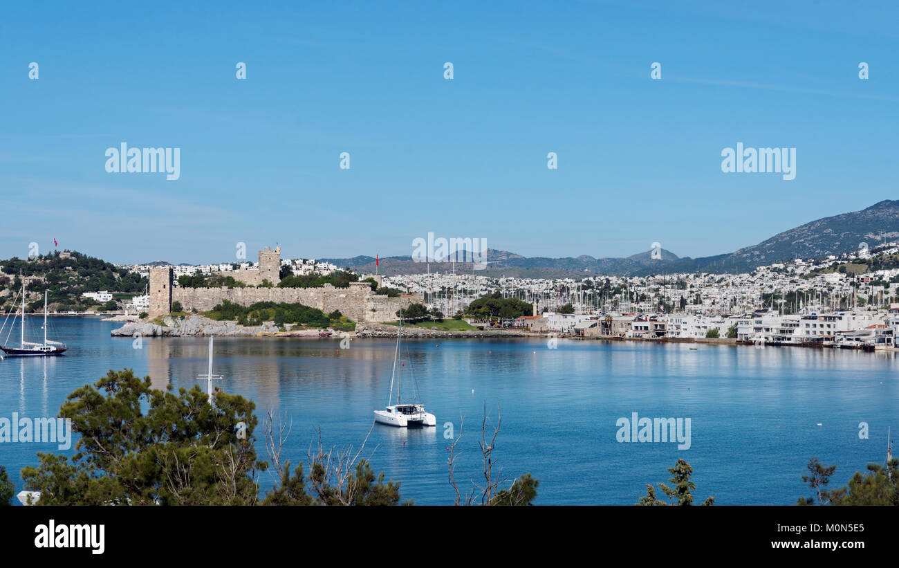 Bodrum, Turchia - 13 Aprile 2014: vista del Castel San Pietro, il porto e la città. Costruito nel XV secolo, oggi il castello ospita il Museo di Undergroun Foto Stock