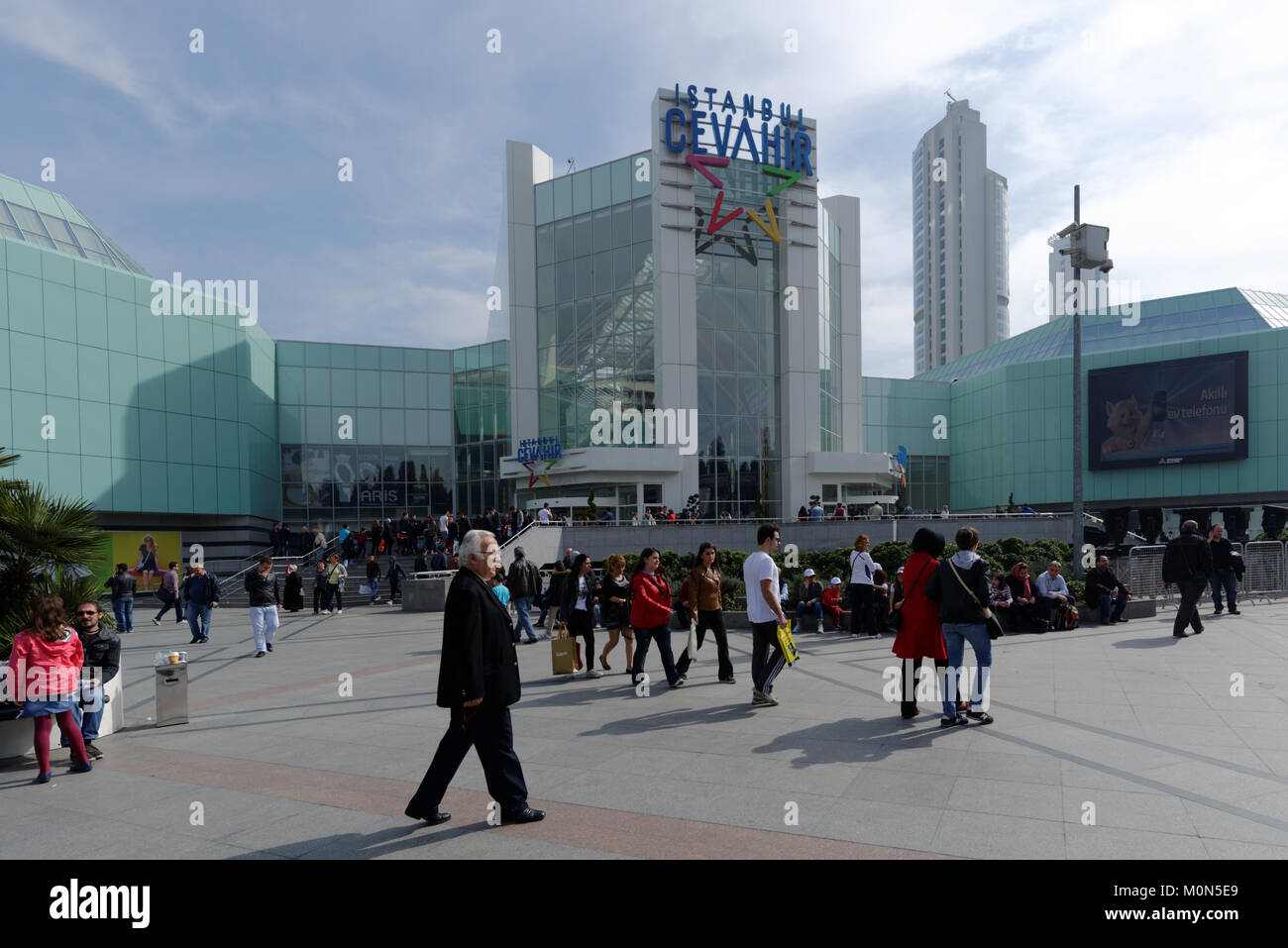 Istanbul, Turchia - 23 Marzo 2014: le persone di fronte al centro commerciale di Istanbul Cevahir. Inaugurato il 15 ottobre 2005, Istanbul Cevahir è stata la più grande Foto Stock