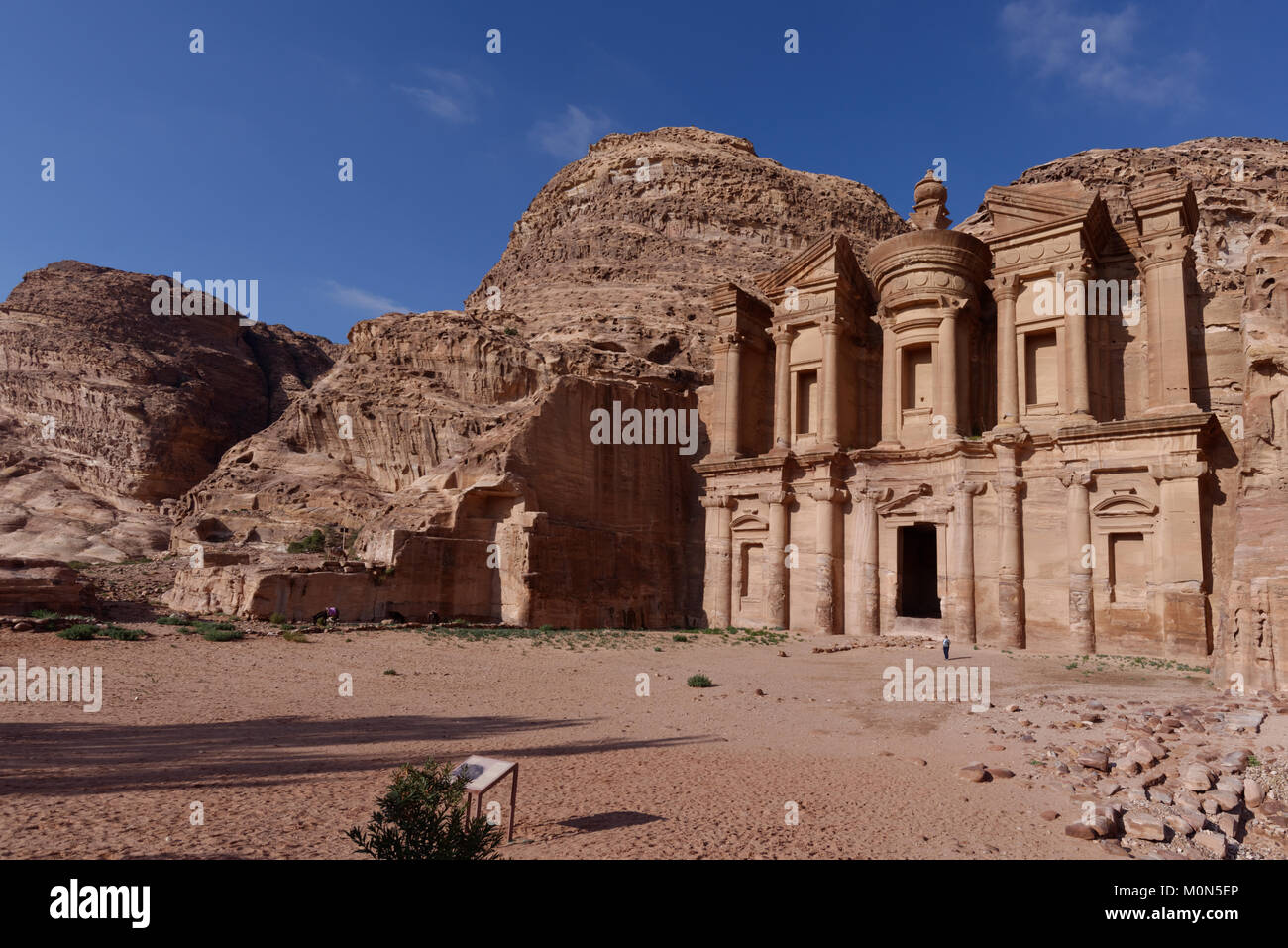 Petra, Giordania - Marzo 15, 2014: turisti nei pressi del Monastero Petra il più grande monumento. Dal 1985, Petra è elencato come patrimonio mondiale dell UNESCO Foto Stock