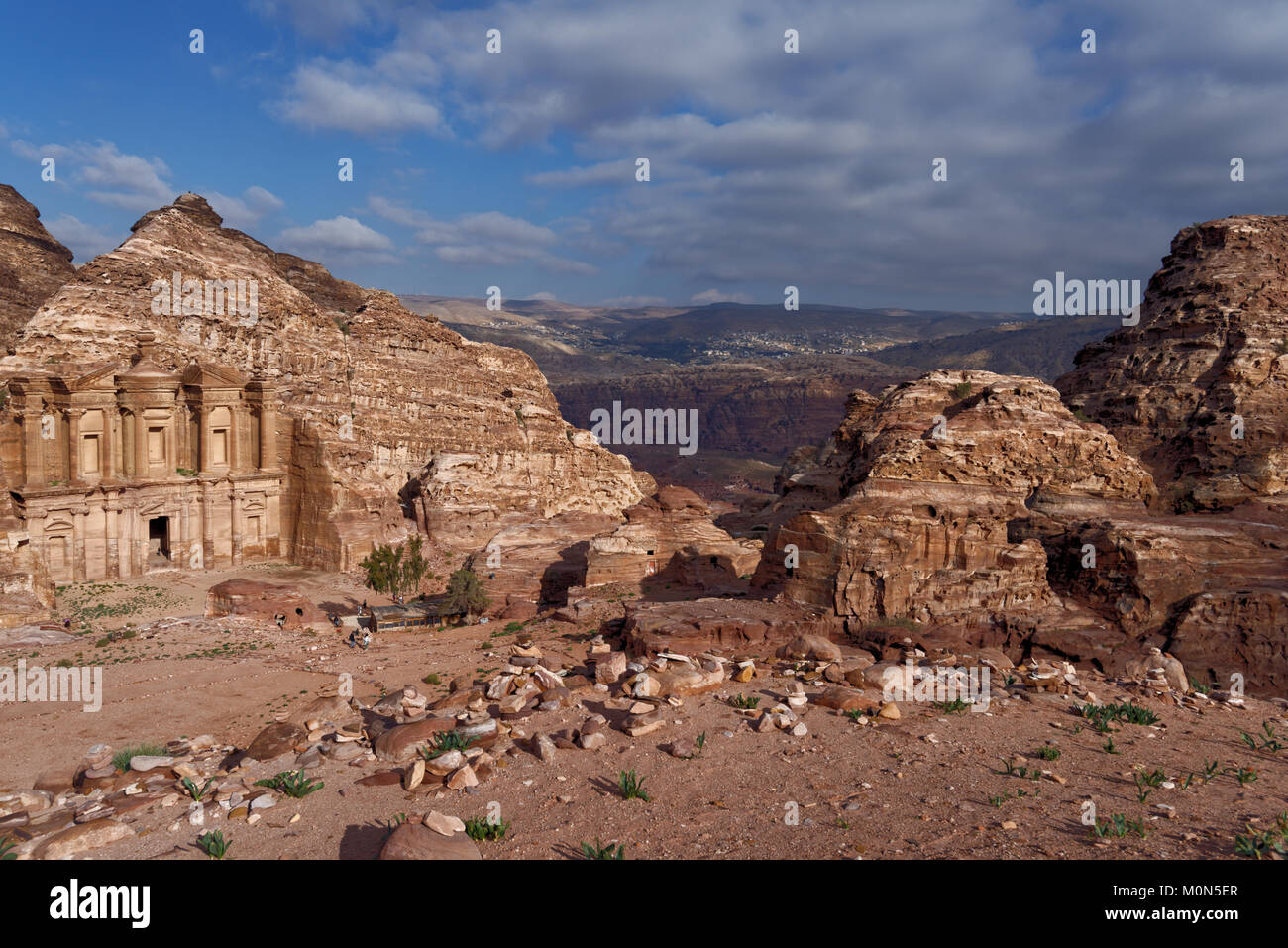 Petra, Giordania - Marzo 15, 2014: turisti nei pressi del Monastero Petra il più grande monumento. Dal 1985, Petra è elencato come patrimonio mondiale dell UNESCO Foto Stock