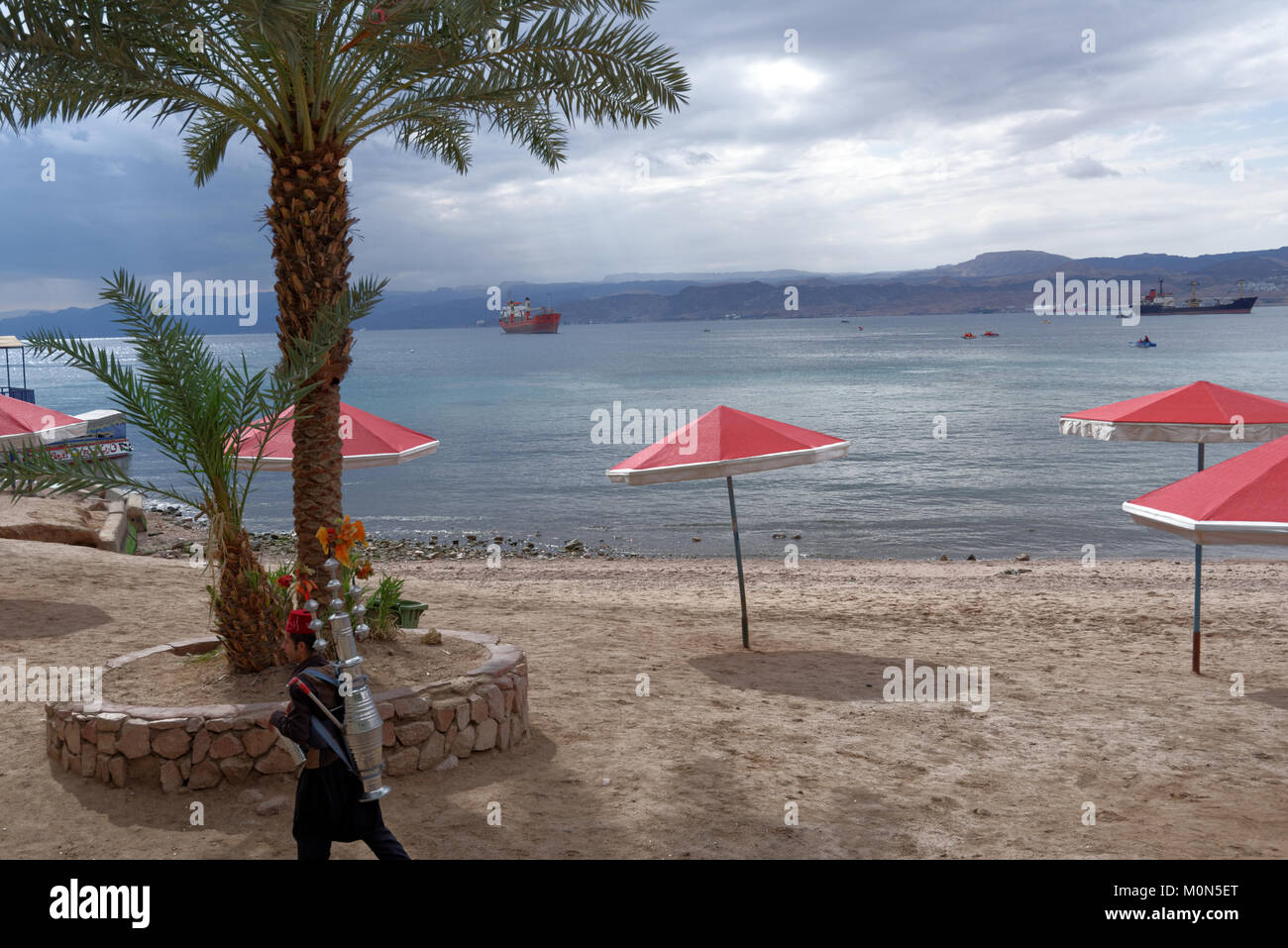 Aqaba Giordania - Marzo 14, 2014: servizio uomo sulla spiaggia di Aqaba in primavera. Aqaba è situato nel sud della Giordania Foto Stock