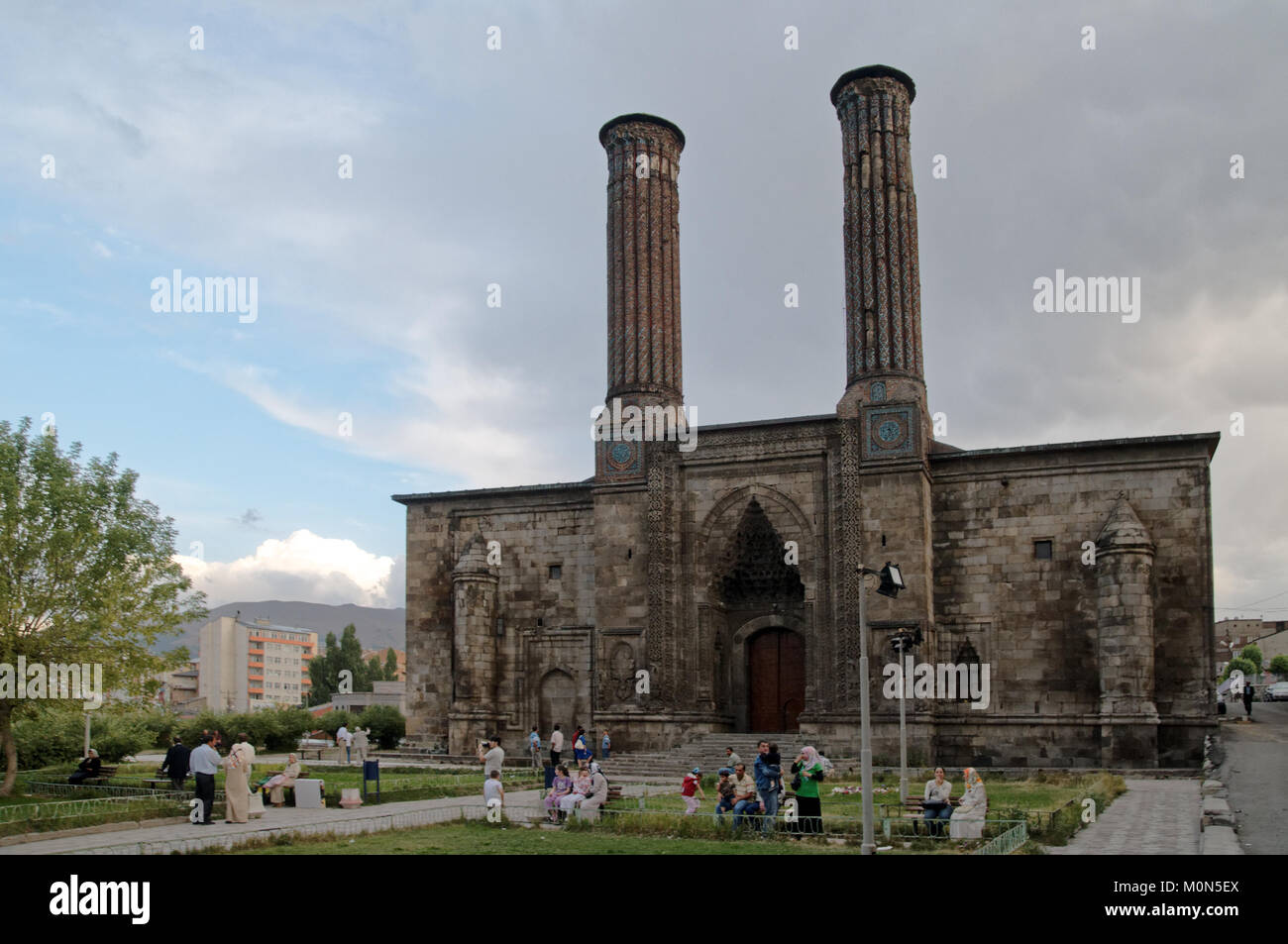 Erzurum, Turchia - Agosto 16, 2008: Persone presso Twin minareto Madrasa. Costruito come una scuola teologica a pochi anni prima del 1265, prende il suo nome da t Foto Stock