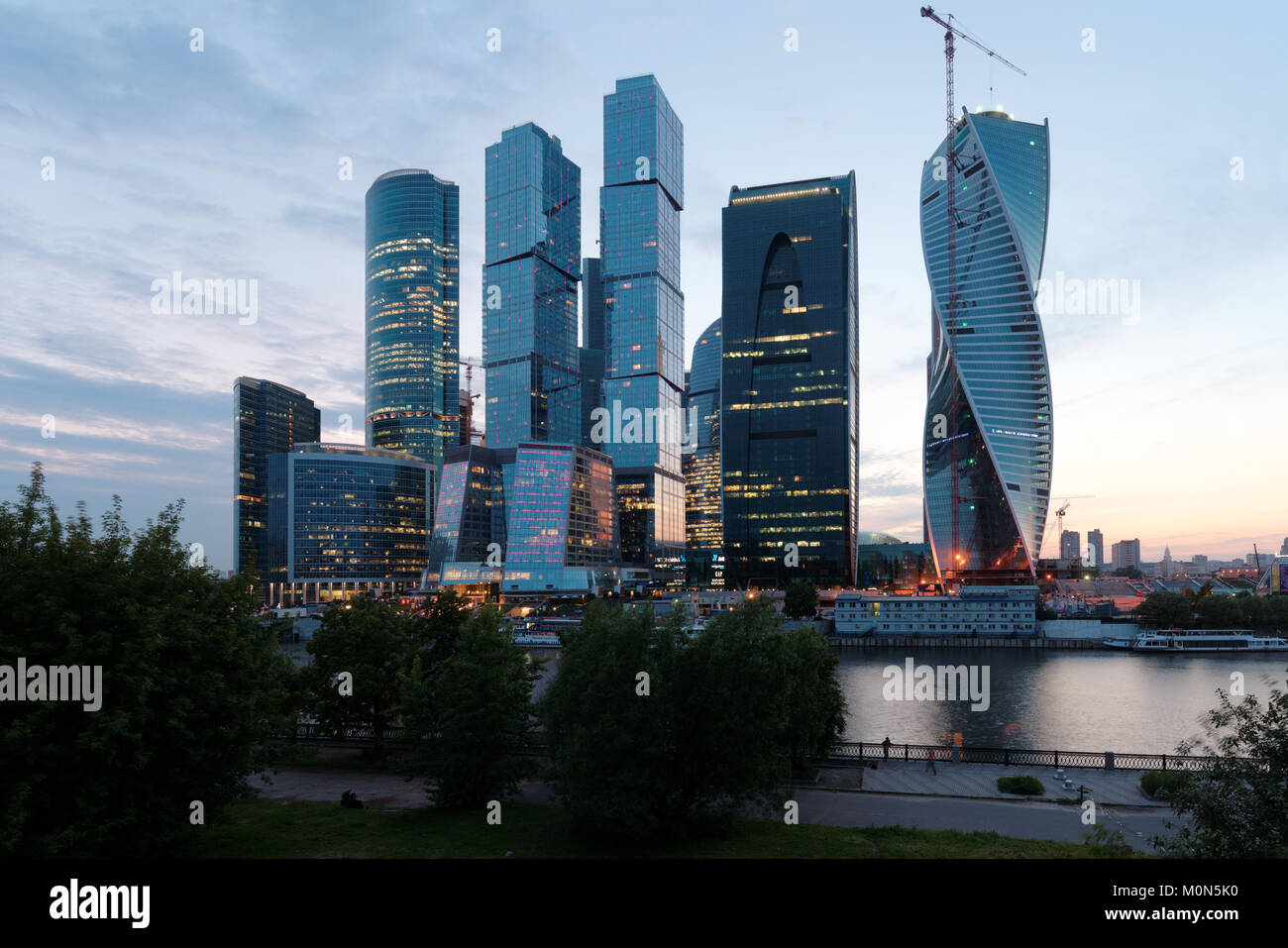 Mosca, Russia - 30 Giugno 2014: Moscow international business center 'Mosca città' in serata. La costruzione iniziò nel 1995, i costi per il presente Foto Stock