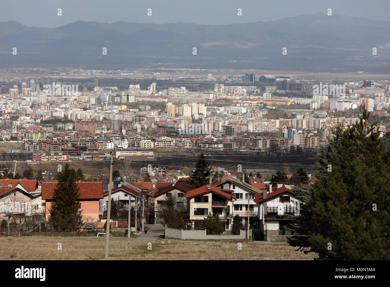 Sofia, Bulgaria - 7 Marzo 2016: paesaggio cittadino della capitale bulgara vista dal monte Vitosha. Sofia è il quindicesimo più grande città in Parlamento Unio Foto Stock