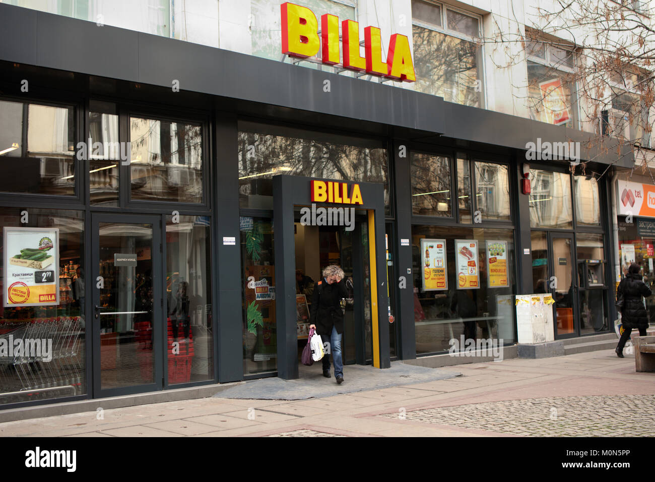 Sofia, Bulgaria - 8 Marzo 2016: la gente al supermercato BILLA a Stefan Stambolov boulevard. Europeo della catena di supermercati originari dell'Austria, Foto Stock