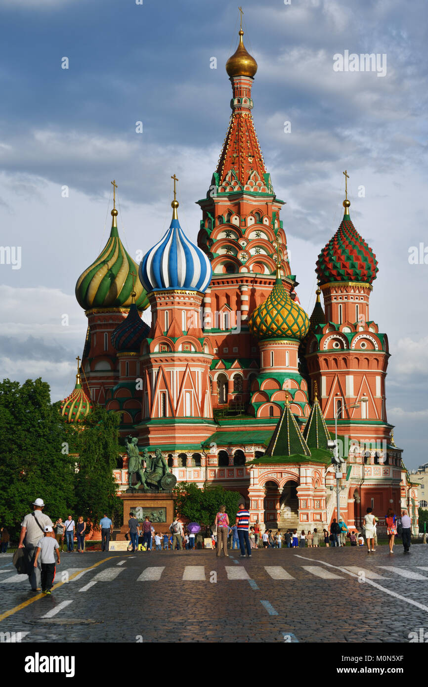 Mosca, Russia - Luglio 2, 2014: la gente a piedi nella parte anteriore della Cattedrale di San Basilio sulla Piazza Rossa. La cattedrale è elencato come patrimonio mondiale dell UNESCO Foto Stock