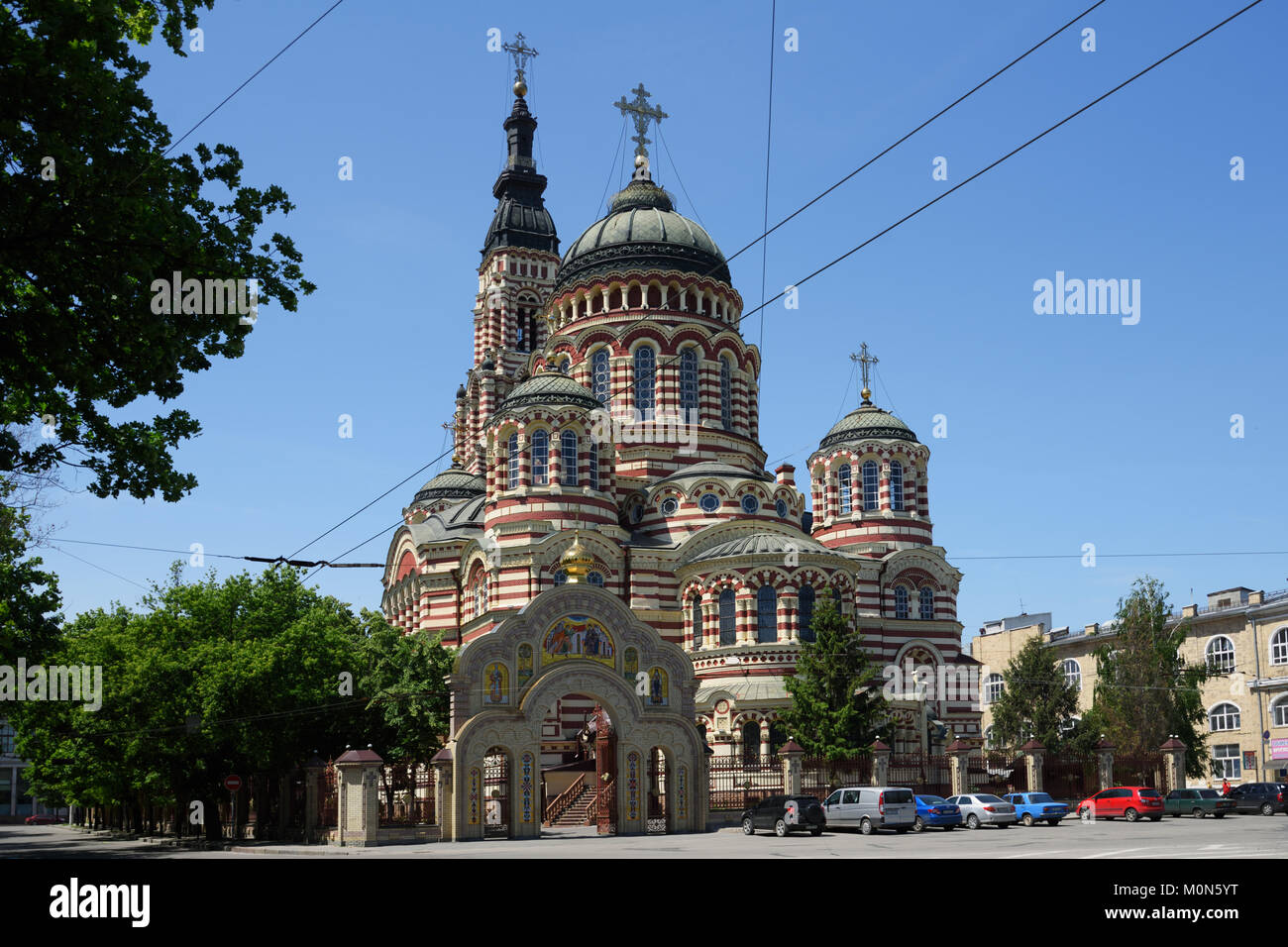 Kharkov, Ucraina - 5 Giugno 2014: Annunciazione cattedrale in una giornata di sole. Costruito nel 1901 da Michael Lovtsov, ora è la chiesa principale di Kharkov e Bogo Foto Stock