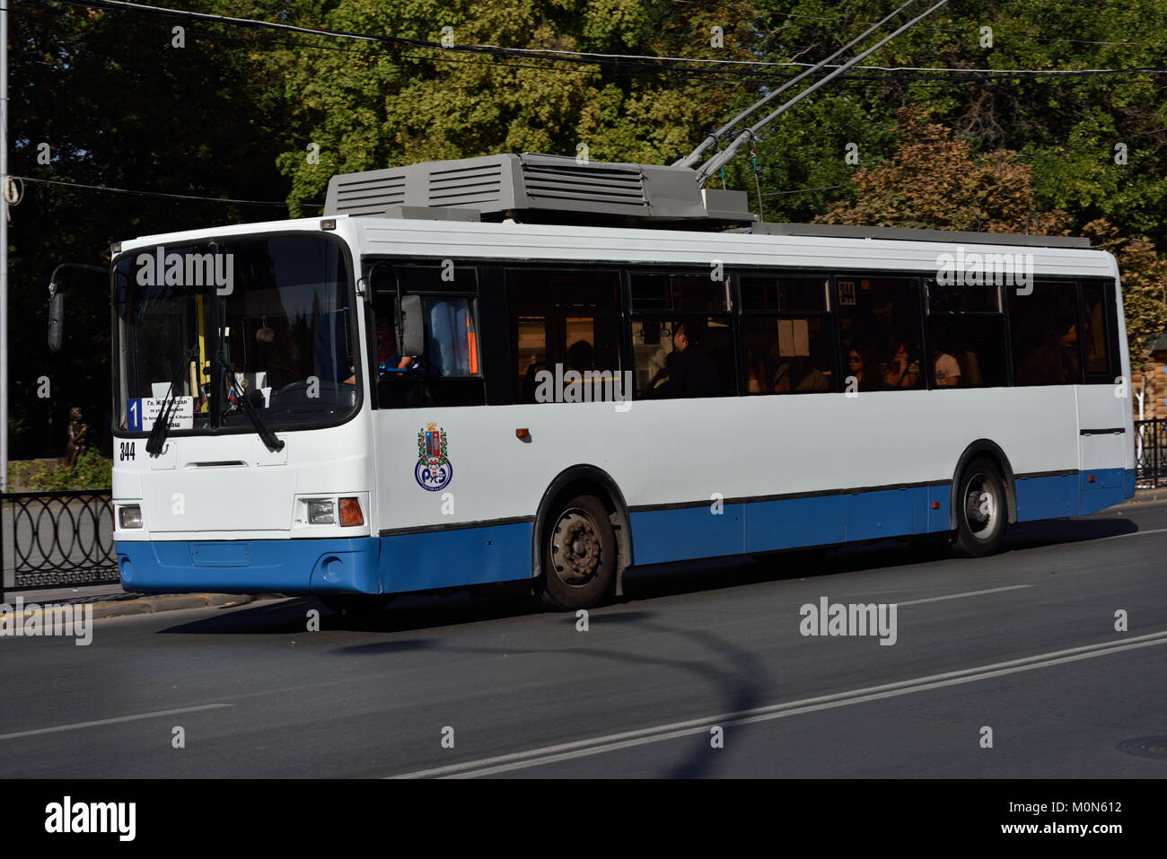 Rostov-on-Don, Russia - 28 Settembre 2015: Filobus sulla linea 1 in una giornata autunnale. Ci sono 6 carrello linee di autobus nella città Foto Stock