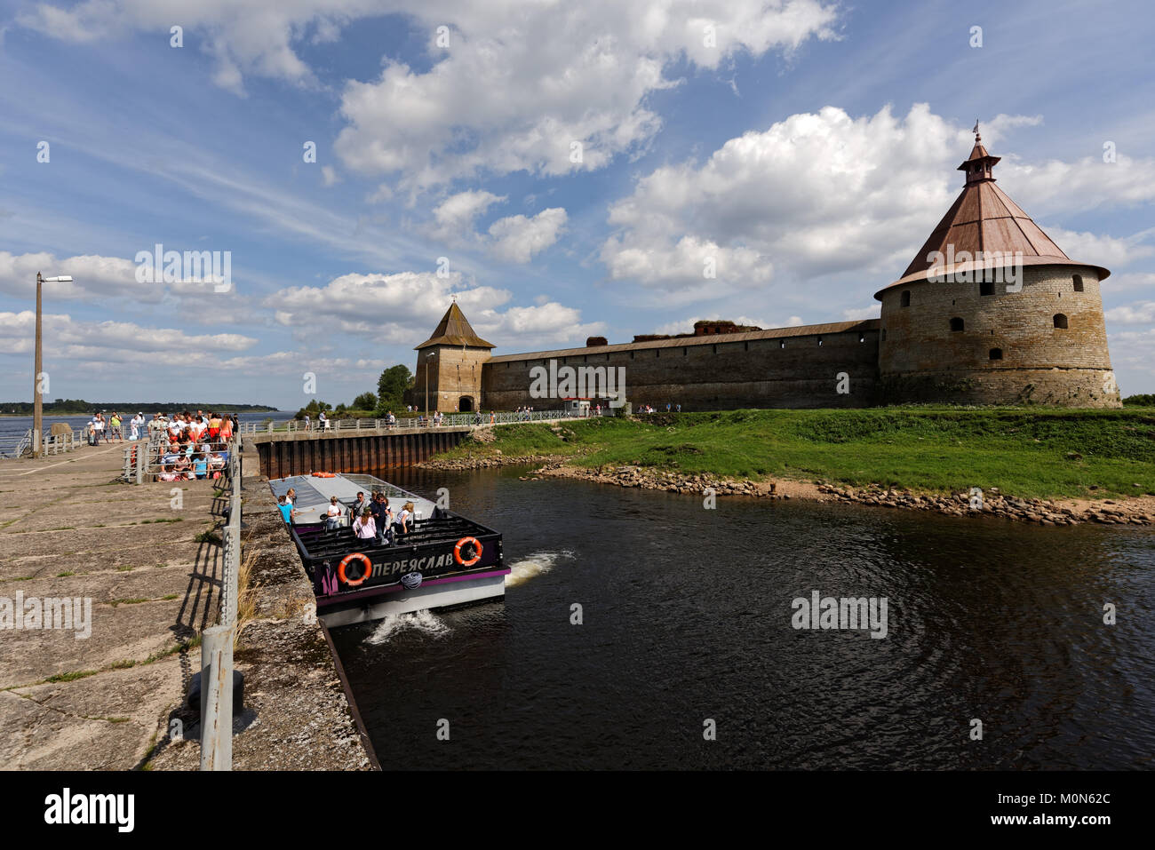 Oreshek fortress Shlisselburg, Russia - Agosto 9, 2015: i turisti in viaggio in barca la fortezza Oreshek. La fortezza fondata nel 1323 è incluso Foto Stock