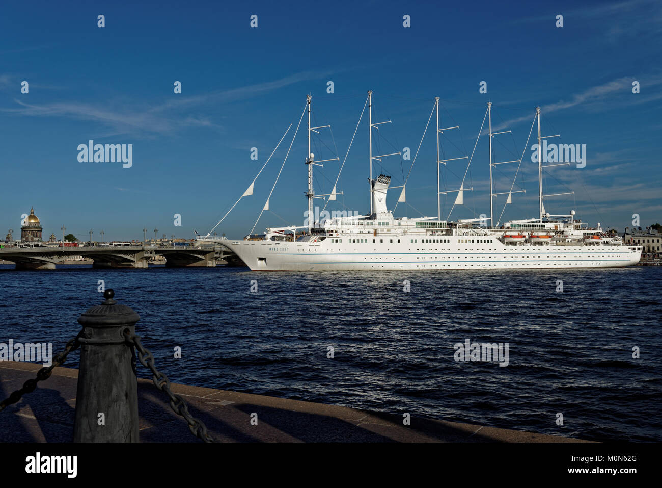 San Pietroburgo, Russia - 5 Agosto 2015: Crociera Wind Surf di Windstar Cruises linee di lusso si allontana dal fiume Neva. A 5 montanti nave fornire Foto Stock