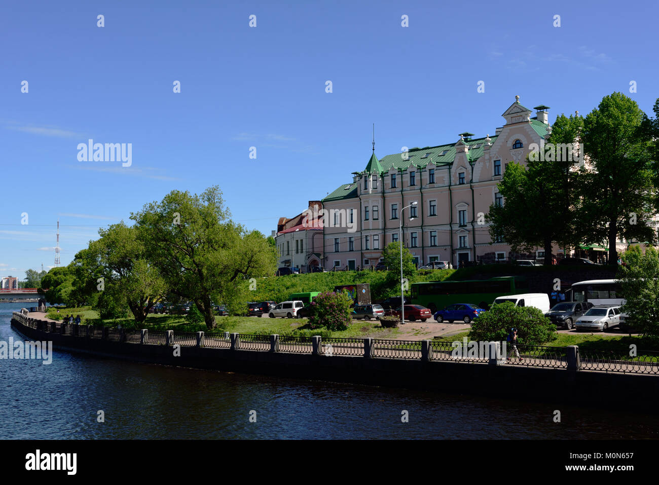 Vyborg, l'oblast di Leningrado, Russia - Giugno 06, 2015: persone sul terrapieno di Vyborg golfo. Prima di 1940, Vyborg è la seconda città più grande della Finlandia Foto Stock