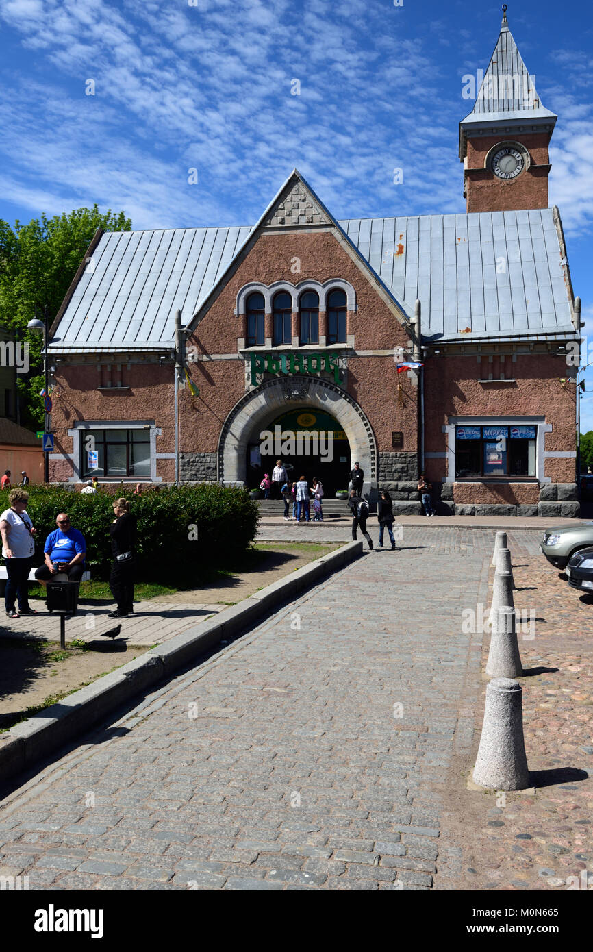 Vyborg, l'oblast di Leningrado, Russia - Giugno 06, 2015: persone presso l'edificio del mercato centrale. Essa fu costruita nel 1904-1904 dalla progettazione di Karl Segerstad Foto Stock