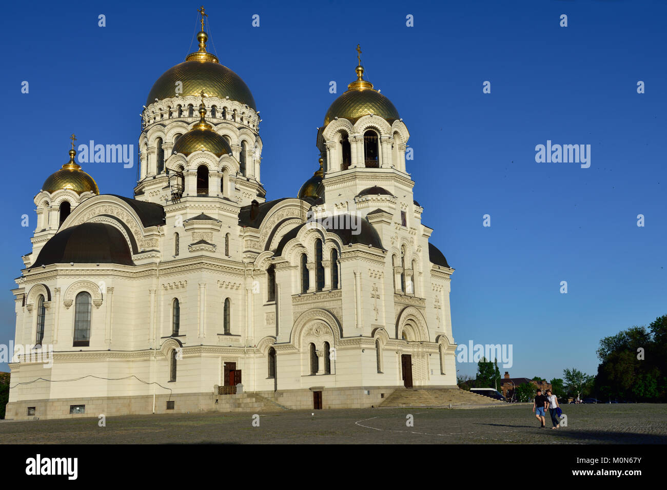 Novocherkassk, Russia - 22 Maggio 2015: le persone nella piazza di fronte alla Cattedrale di ascensione. Costruito nel 1893-1905 come la chiesa principale di Don cosacco H Foto Stock