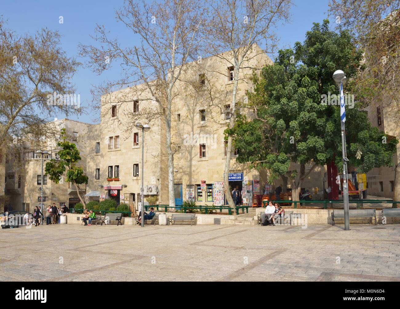 Gerusalemme, Israele - 20 Marzo 2014: Persone in appoggio sulla piazza della Città Vecchia. La Città Vecchia di Gerusalemme è elencato come patrimonio mondiale dell'UNESCO si Foto Stock
