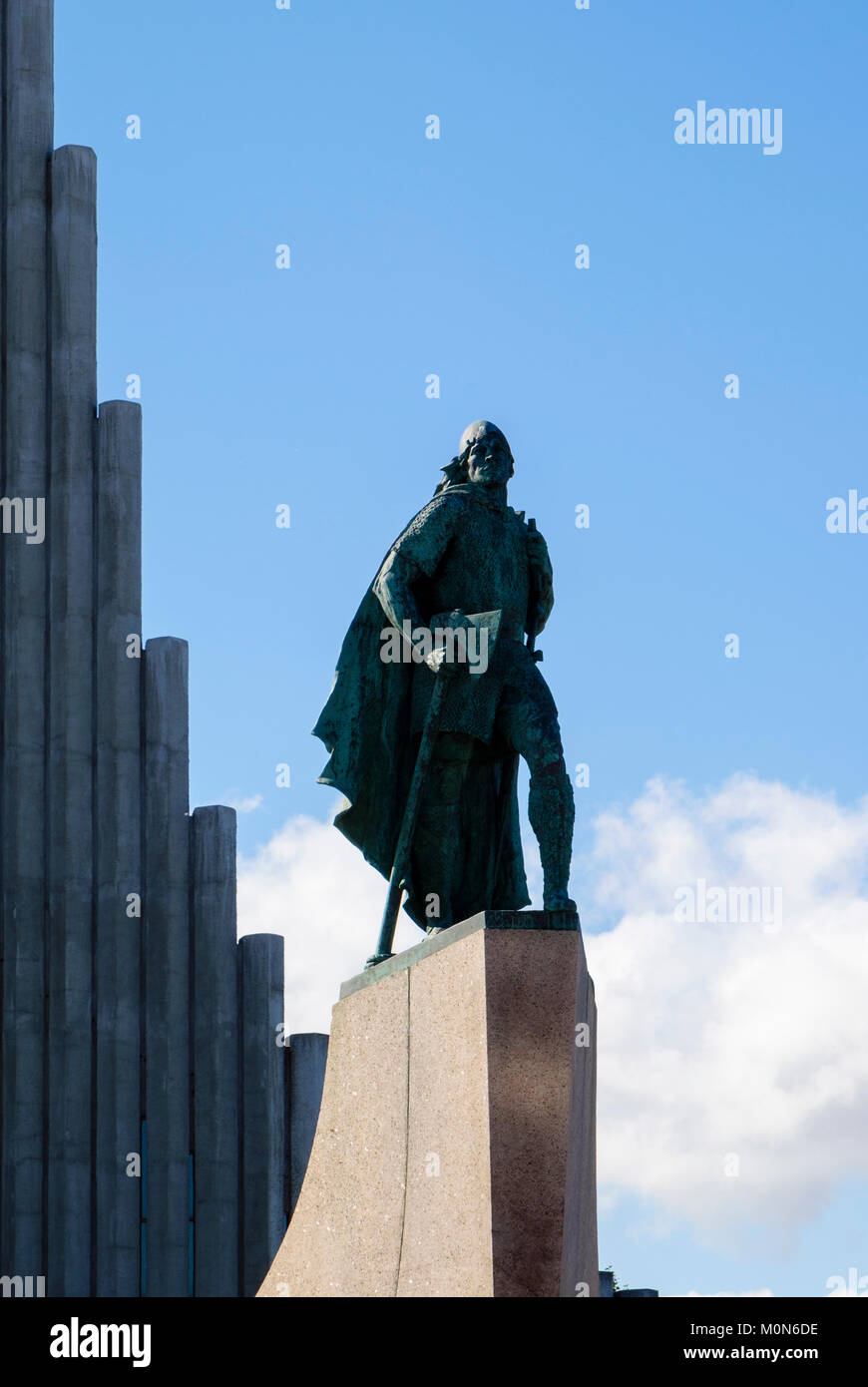 Statua di Viking explorer Leif Erikson o Leifur Eriksson Hallgrímskirkja esterno. Reykjavik, Islanda Foto Stock