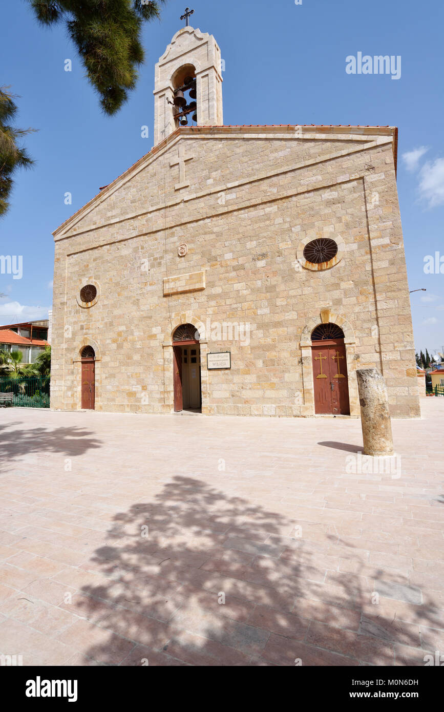 Madaba, Giordania - Marzo 19, 2014: Vista di Saint George chiesa in un giorno di primavera. La chiesa fu costruita nel 1884, e il famoso mosaico della mappa della sesta centu Foto Stock